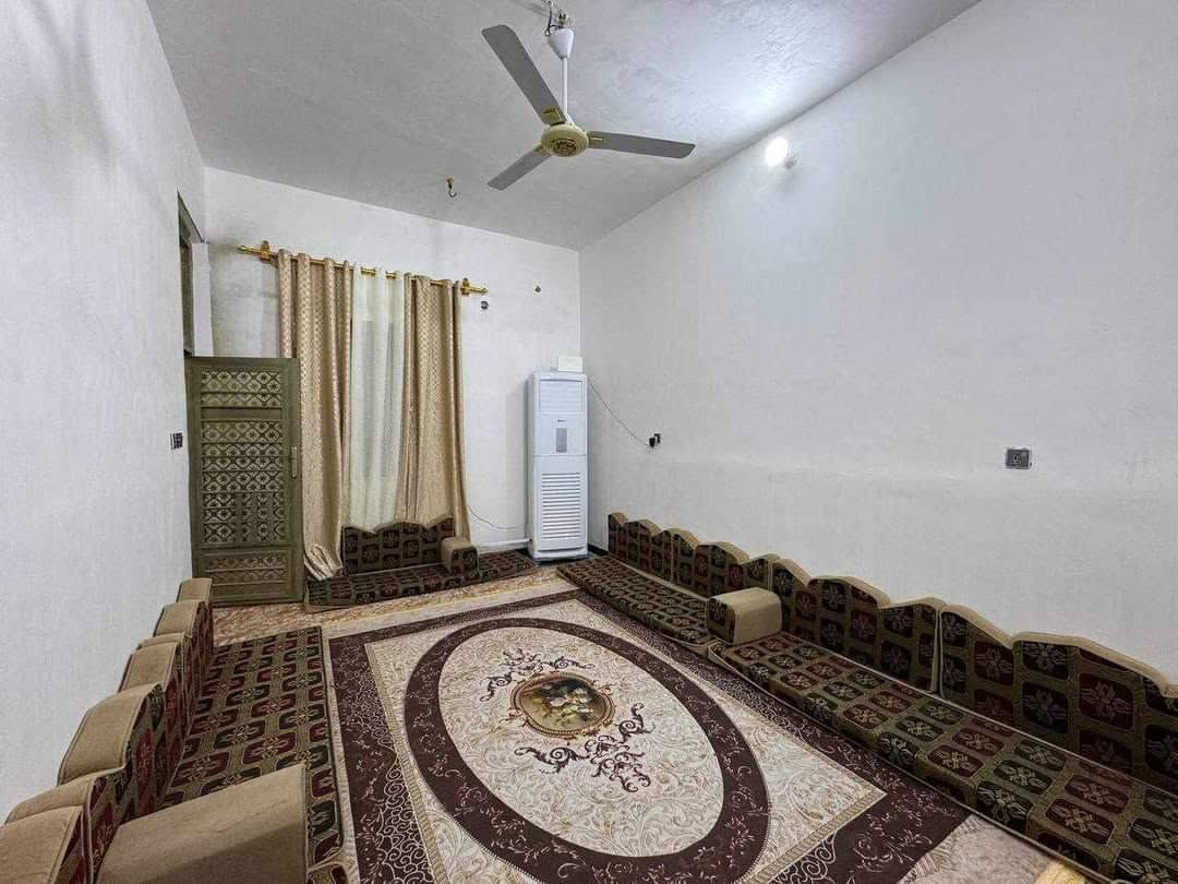 معروض لدينا بيع مستعجل المساحة ٢٠٠م  بيت مع شقه  يتكون من أربع غرف  والشقه حالياً مؤجره ب٣٠٠ ألف  السعر المطلوب٣٠٠ سعر البيت يقع على ساحة  حي اور الثانية للتفاصيل أكثر تواصل ***********واتساب
