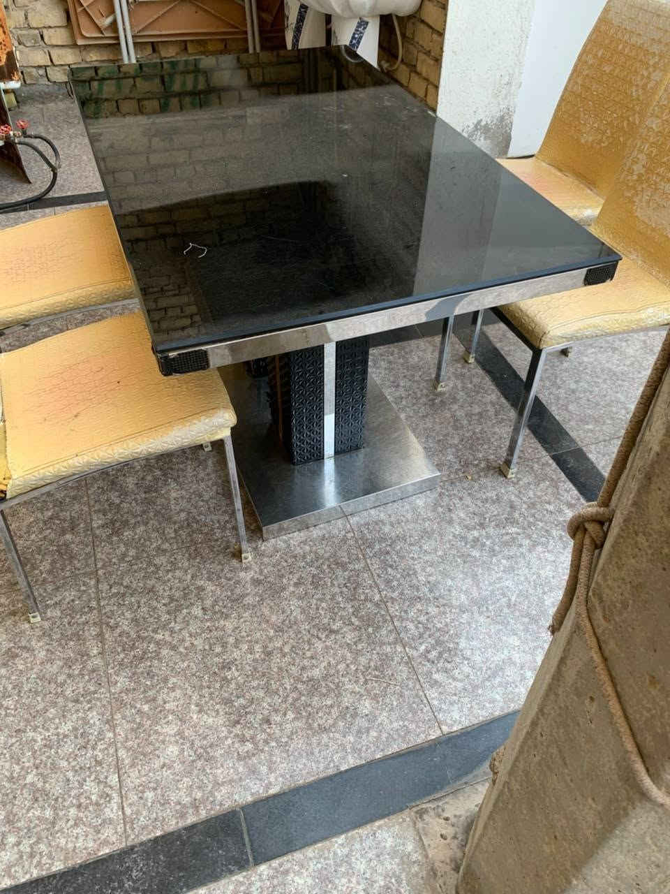طاوله للبيع 
مع 4 كراسي 
و2 كراسي عوزهم لحم اوكسجين 
يعني عدد الكراسي 6 
نظافه موضحه بصوره
جام مقاوم للكسر 
الاستفسار اتصال على الرقم ***********
او مراسله واتساب
