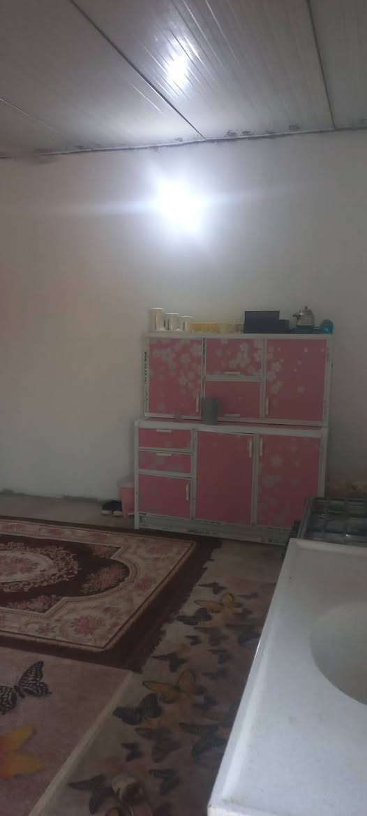 السلام عليكم
بيت للبيع بمشروع اعويد خلف محل ابو محمد 
 مساحه ٢٢٠ متر نزال ٢٠ وجه ١١ و٧٠ 
يحتوي علا غرفتين ٤×٥ /صاله ١٠×٤ مطبخ ٦×٤ /استقبال ٦×٧ وطرمه وحمامات  بيت ملبوخ من الداخل و كامل كهرباء  مي  خط مولد كله جاهز ***********
