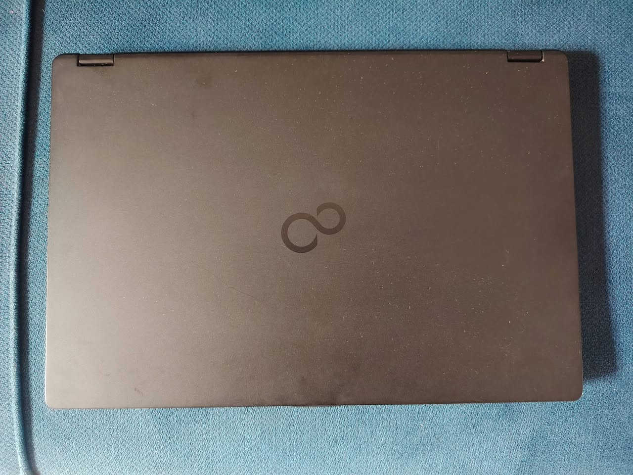 Fujitsu LIFEBOOK U
i5 6th جيل السادس 
ram 8 gb ddr4
SSD M.2 256 gb
اللابتوب اصلي من المانيا طلب خاص تتميز أجهزة لاب توب فوجيتسو (Fujitsu)، وتحديداً سلسلة LifeBook، بجودتها اليابانية-الألمانية العالية والمتانة المصممة للاستخدام المكتبي والمهني.

المتانة والجودة: تصميم هيكلي قوي يتحمل الاستخدام الشاق في بيئات العمل المهنية.

عمر البطارية والوزن: تتميز بوزنها الخفيف مما يجعلها ممتازة للتنقل، مع بطاريات تقدم أداءً ممتازاً.

لوحة المفاتيح: مريحة جداً في الكتابة وتعتبر من أفضل لوحات المفاتيح في أجهزة الأعمال.

خيارات الأمان: تدعم ميزات أمان متقدمة، مثل مستشعر بصمة راحة اليد (PalmSecure).

توفر المنافذ: تحتوي على تشكيلة واسعة من المنافذ التقليدية والحديثة لتوصيل الأجهزه الطرفية بسهولة.
مكاني بابل الحله يوجد توصيل بغداد فقط
*********** ما متواجد ع نت الشراي يتصل
