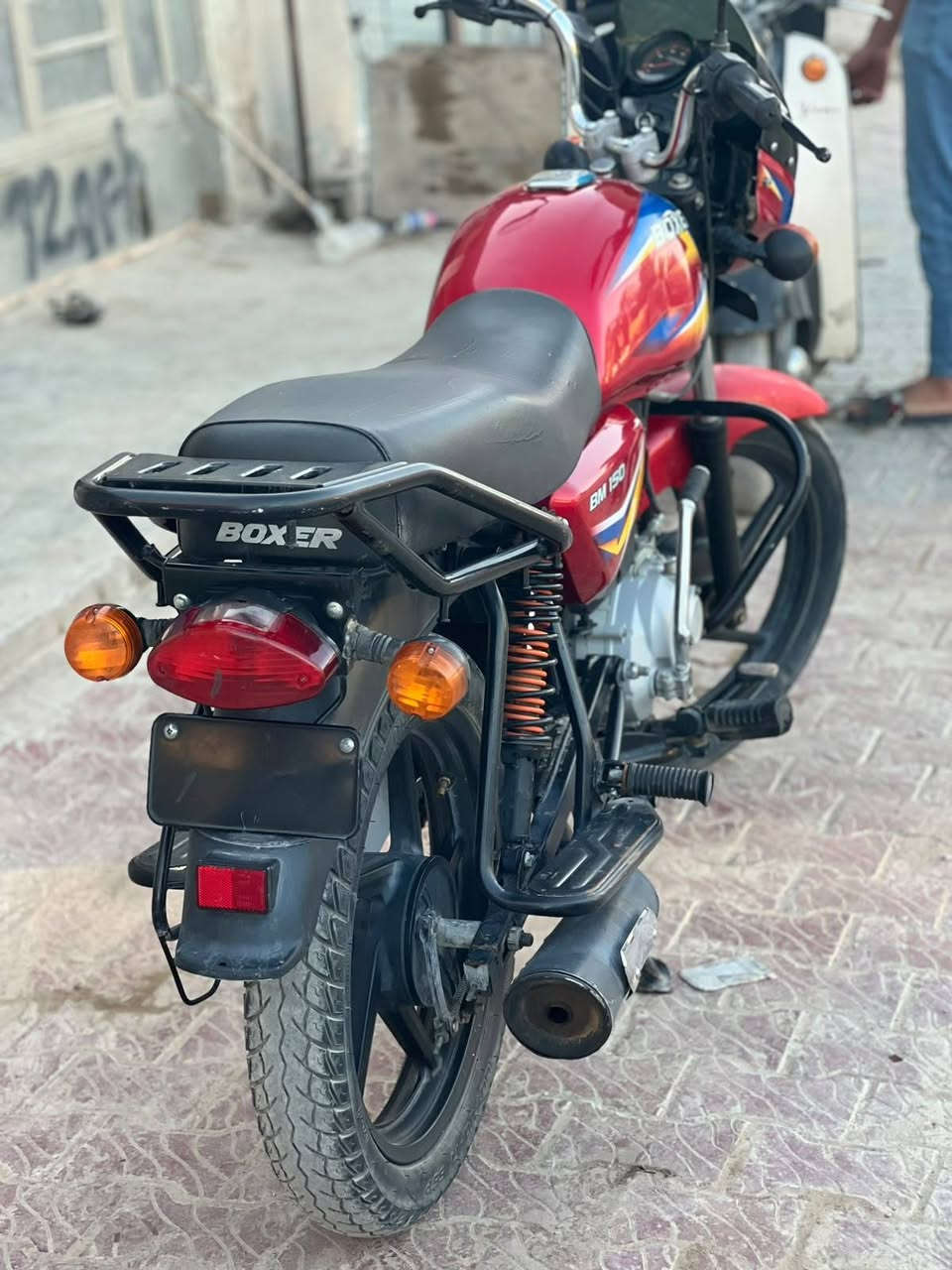 السلام عليكم.   للبيع دراجه بوكسر نضافه 80 بل 100  ما مشتغل بيها دلفري فقط من البيت للعمل يعني مو متعوبه  بدون ارقام    ..
. السعر 950 وبيها مجال بسيط  العنوان بغداد ابو غريب قرب السوق  تواصل واتساب او خط
***********
