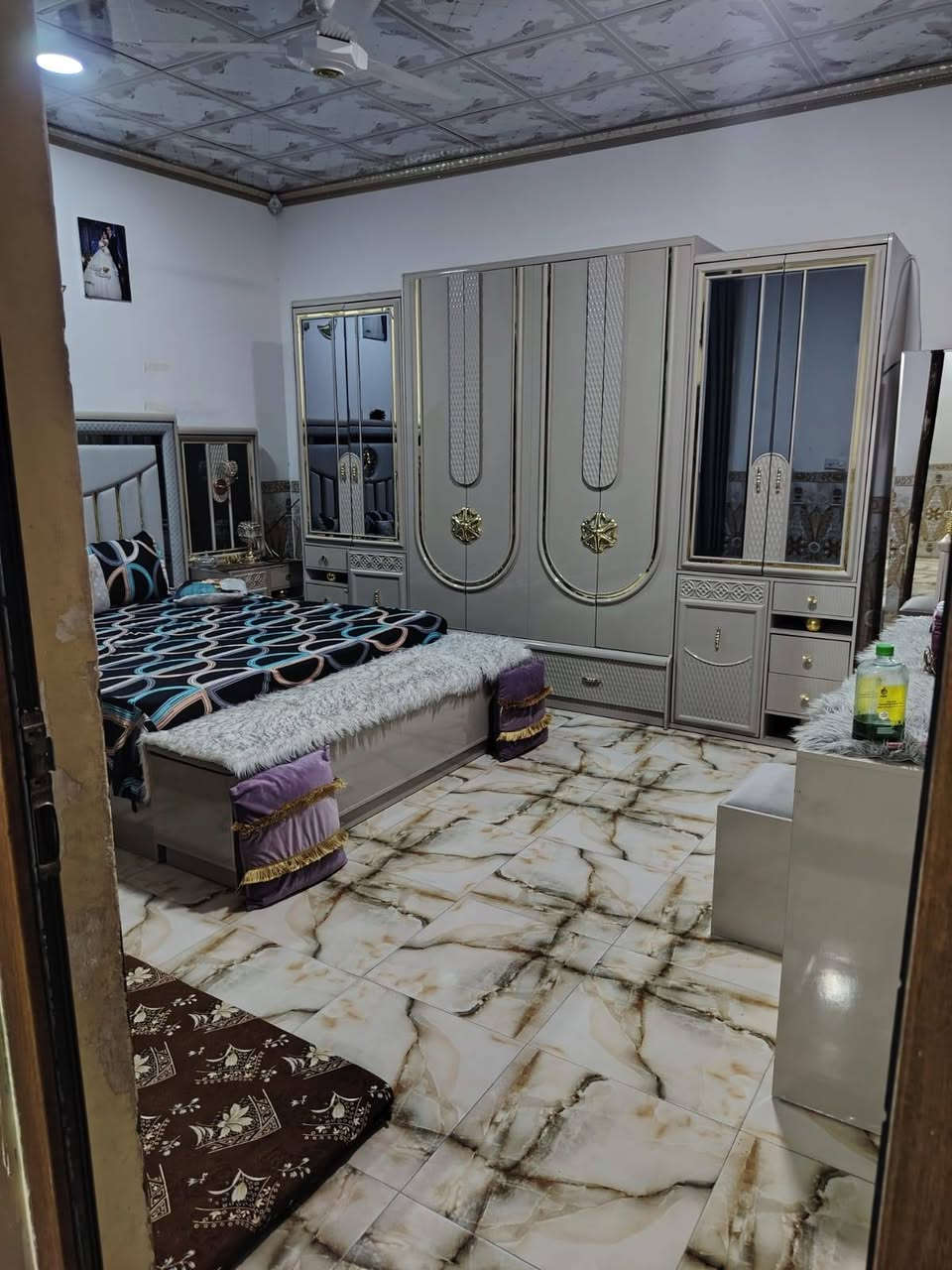 دار للبيع في حي الديوم منطقة ال٣ الاف يسار السيطرة القديمة
المساحة ٢٠٠م وجه ١٠× نزال ٢٠
٤ غرف نوم بيت مرتب نقصه الواجهة 
سطح شتايگر 
السعر ١٢٠ مليون وبي مجال
***********
