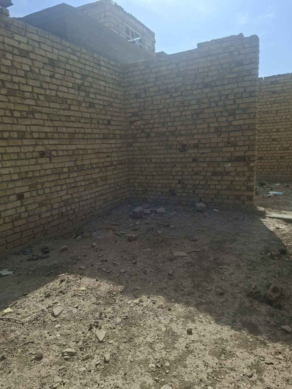 هيكل للبيع غير مسقف ٢٢٠ متر يتكون من غرفة نوم وكليدور ومطبخ واستقبال ومجمع صحيات وممر داير البيت زراعي سند ٢٥ السعر ٥٠ مليون وبي مجال العنوان بابل التاجيه حي السجاد عرض الشارع ١٠ متر الاتصال بالرقم ***********
