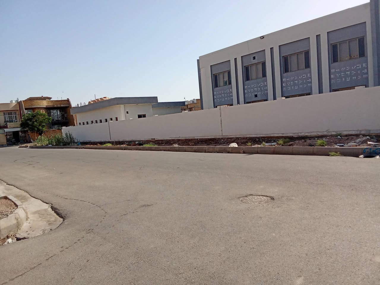 الدار للبيع هيكل مسقف طابق و نص قيد الانشاء
الكوت حي الجامعه الاولى خلف الاقسام الداخليه 
قرب المدرسة الصينية // خدمات كامله 
المساحه 300 ركن واجهه 25 نزال 12// شارع 20 
للاستفسار الاتصال على الرقم ***********
أو واتساب او ماسنجر
