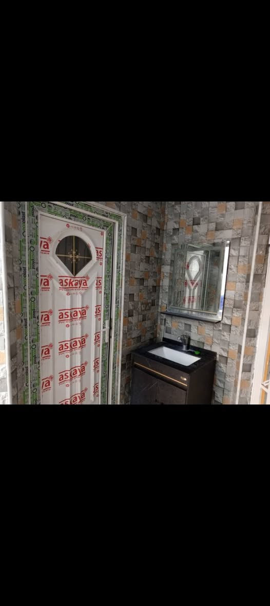 السلام عليكم بيت بخاجية الضباط قرب مدرسة النهرين الاهلية يتكون من 4غرفنوم صالة وهول مطبخ حار بارد مع 5حمامات ومنورين الواجهة الأمامية 12.5 النزال20المساحة الكلية 250 للبيع علما سنة البناء22 الاتصال على الرقم التالي ***********

