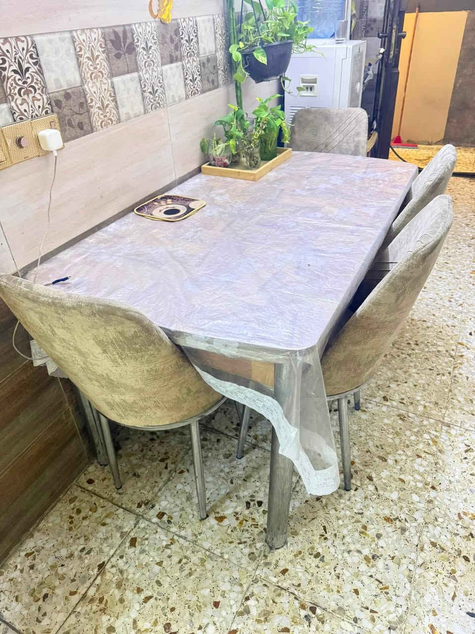 سلام عليكم ميز للبيع ٦ كراسي يتكبر ويصغر نظيف نظافه ٩٠ بل ميه 
السعر ١٥٠ 
المكان حي العامل 
الرقم ***********

