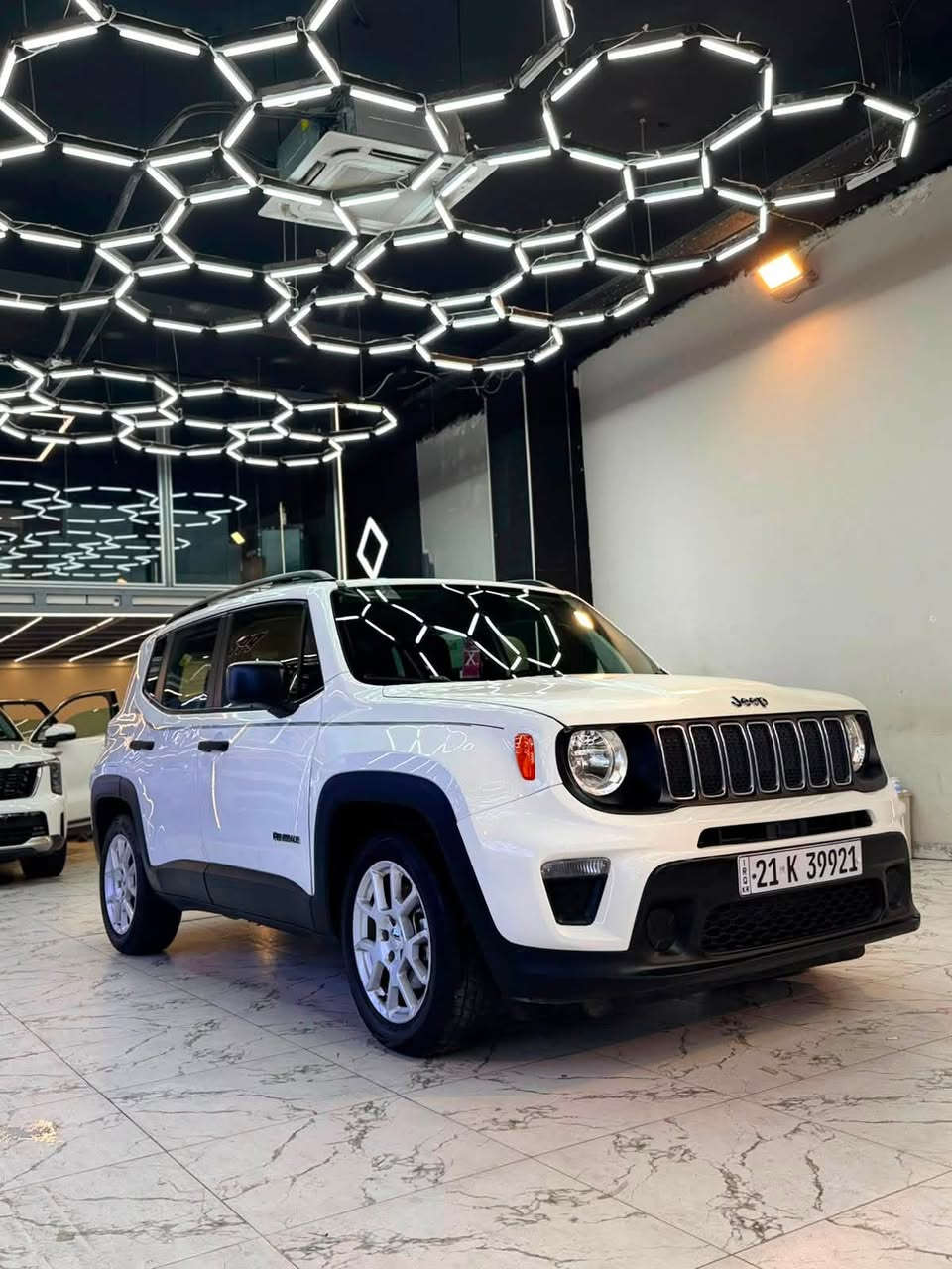 السلام عليكم. Jeep renegade sport للبيع
موديل 2021 
رقم سليمانية 
محرك 2.4
لون ابيض 
ماشية 100 الف كيلو. 
للتواصل: ***********
