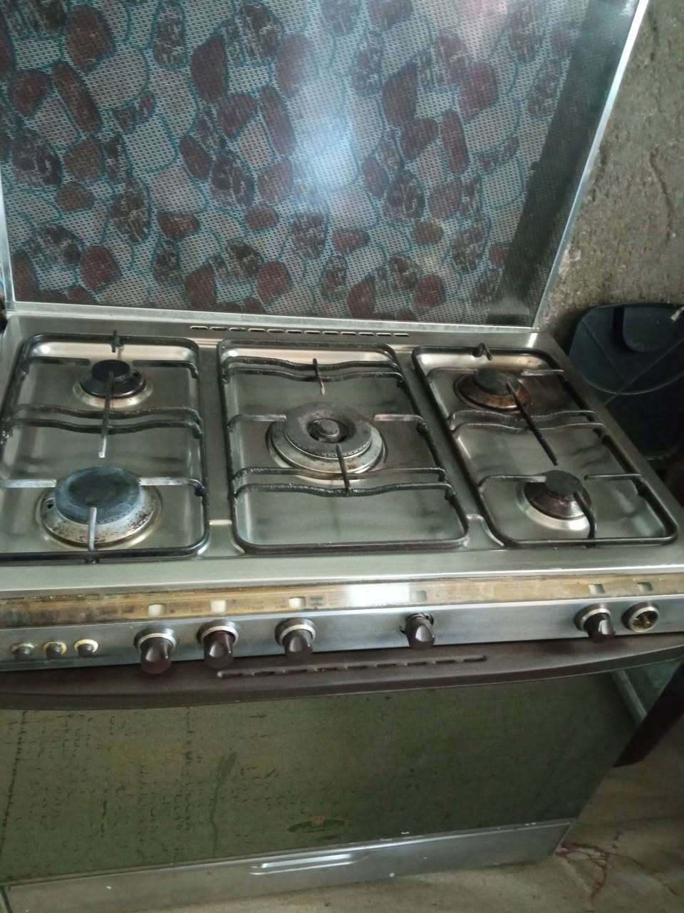 السلام عليكم للبيع طباخ كريازي خمسة عيون +فرن شغال العنوان بابل طهمازيه ***********للاستفسار السعر المطلوب 250الف
