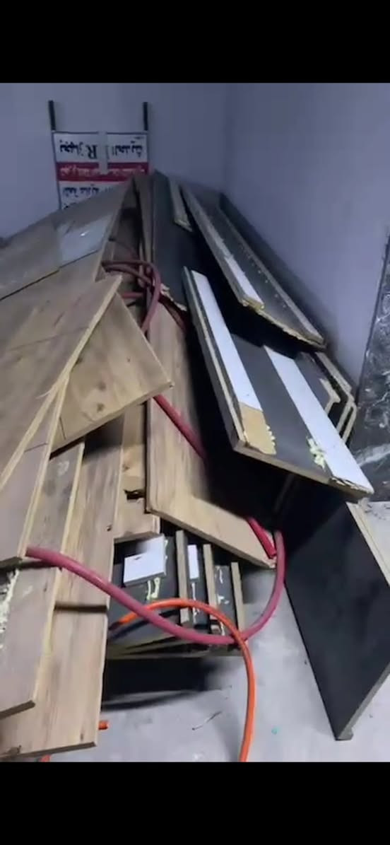 مرحبا عندي هذا الخشب بي جام وبي mdf اغلبو مال ديكور عزلت محل

عنوان موصل جديدة يم تقاطع
سعر 50 الف 
*********** واتس
