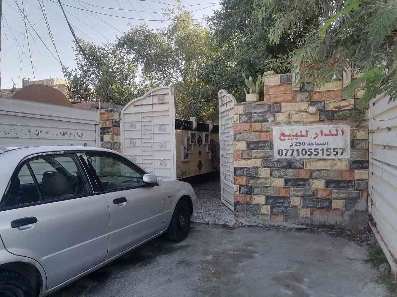 السلام عليكم
بيت للبيع مساحتة 230 متر
حي السفير على الشارع العام
مقابل الكفاءات شارع كهوة جاكي 
استفسار *********** بي واتساب

