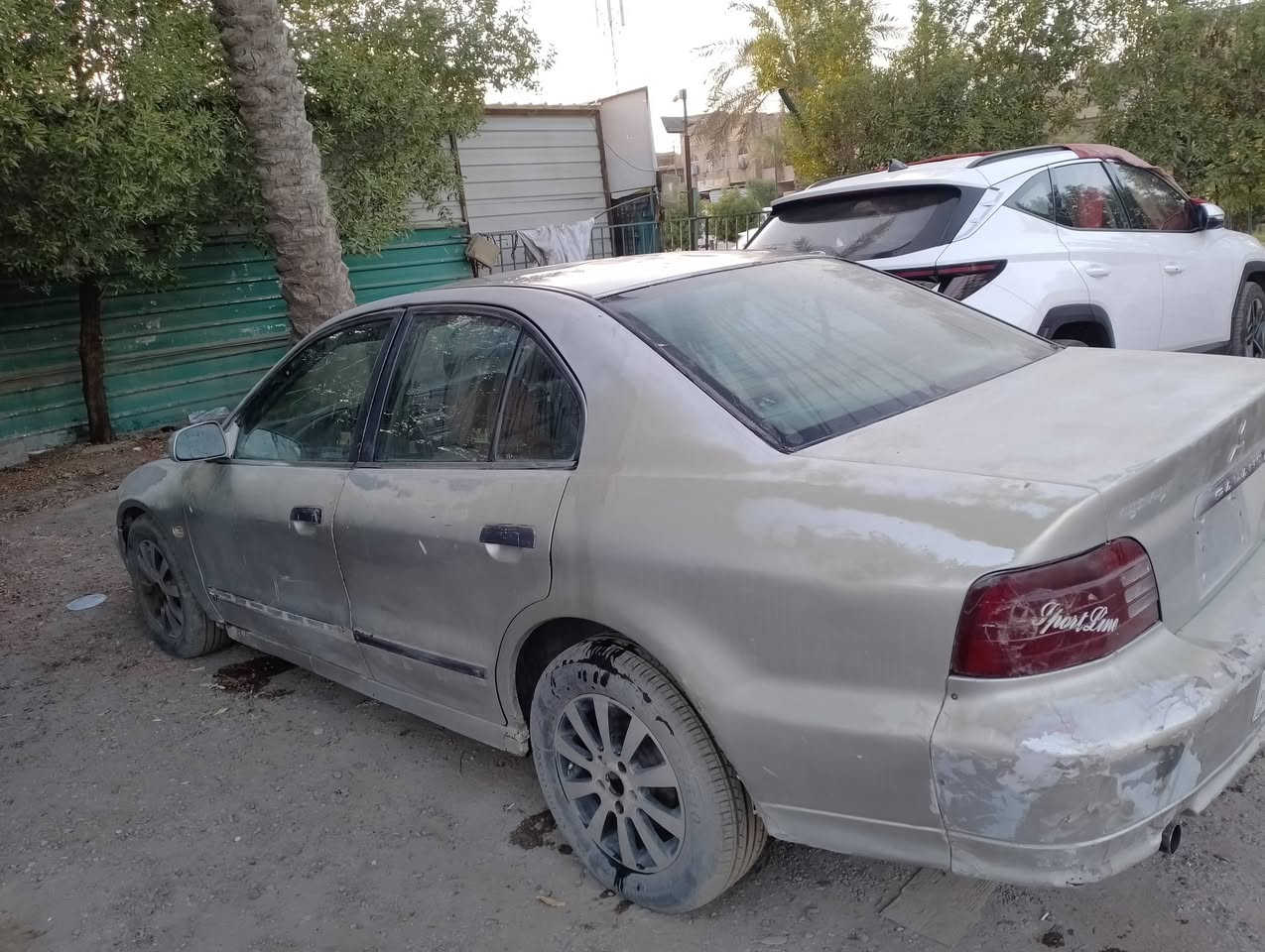 السلام عليكم 
متسوبيشي كلنت موديل ٢٠٠٠ بلادية 
السيارة باأسمي 
رقم بغداد انكليزي 
محرك ٤ سلندر بلادي نظيف بدون تبخير أو تنقيص 
باتري جديد 
صدر جيد جدا 
تخم تاير 
كهربائيات كلها شغالة 
نقصها الكير على النمرة الثالثة يأخر فقط شغلة كهربائيات 
باقي النمر كلها تمام 
سعرها ٢٣ ورقة
للاتصال ***********
مكاني بغداد
