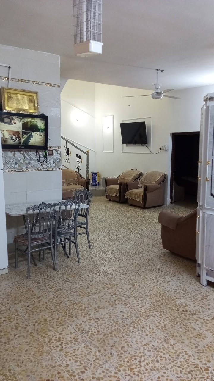 سلام عليكم بيت للبيع مساحته 200 متر طابقين يحتوي على 5غرف نوم وحديقه وكراج واستقبال وصاله مفتوحه على المطبخ وخدمات عدد 3 العنوان بلديات صحفيين البيت زراعي واقع حال يبعد عن مول نيروز 10دقايق للاتصال ***********
