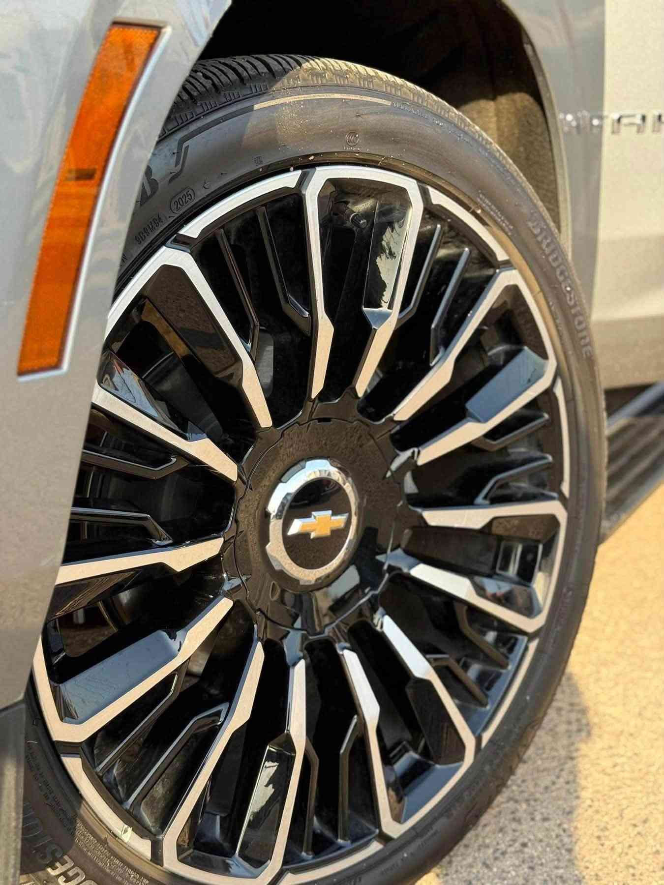 تاهــــو 🇺🇸 2025 High Country أعلى فئة
وارد امريكـــي - قطعة وحدة تبديل  

الممشى2000 mil

جديدة السيارة دهن المحرك مال وكالة غير مستبدل 

مواصفات الهاي كانتري : فور ويل 4x4 - سقف بانورامي - صندوق كهرباء ٣ انظمة - كاميرات 360 درجة - التحكم ع المنحدرات - تبريد مقاعد - تبريد مقود - تدفئه مقاعد - تدفئة مقود - مثبت سرعة - حساس مطر - حساس ليلي - نظام ايكو - نظام فرملة للطوارئ - مراقبة نقطة عمياء - تشغيل واطفاء عن بعد - بصمة تشغيل - شاشة ابل كار بلاي - مقاعد ودوسات وجنطة كهرباء - ١٢ ايرباك - رادار - شحن لاسلكي -كشافات ضباب - مقاعد جلد - داخل اسود تطعيم قهوائي - ويل 24 - نظام تعليق (جگات) 

رقم بغداد بـ اسمي ( ذوي شهداء ) اسويلك بيها وكالة عامة مطلقة بالسيارة باقيلها ١١ شهر تتحول بسمك

مكان السيارة : بغداد الجديدة 

رقم صاحب السيارة : ***********
