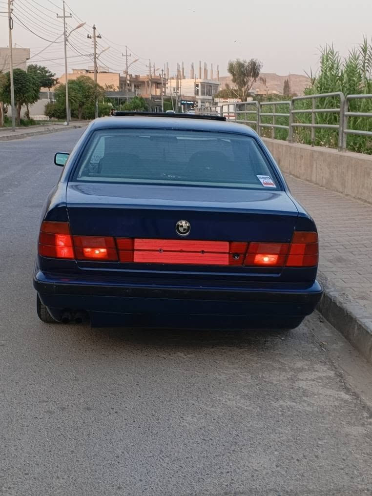 بیئێم مۆدیل 1995 فول مواسەفات 
بیلاد تۆماتیک 525 ئاڕم پلاستیک ئەوەلیات بەشەرت شاشە ئایپاد ناو فۆڕمیکا و سڵاید و ئێڕباگ و کوشین هیتەر و لایت ئەڵقەیە گێڕو مەکینەو کارەبایی بەشەرت موس و بڕاوە بەشەرت...
***********
*********** كويسينجاك, أربيل
