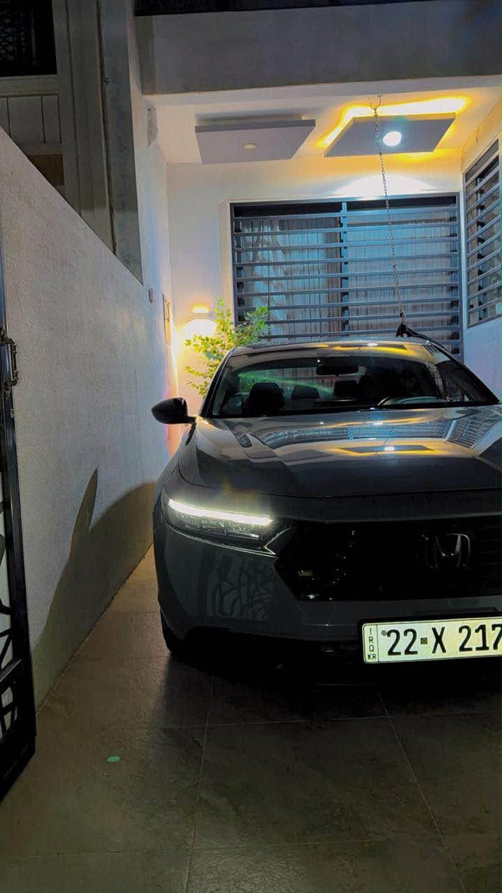 العنوان: للبيع: هوندا أكورد 2023 هايبرد 2.0L — لون سمنتي مميز (أربيل) ⚡️🔥

المواصفات الفنية:
• المحرك: 2.0 لتر هايبرد (2.0L Hybrid) - تجمع بين القوة والعزم مع اقتصاد ممتاز بالبنزين.
• سنة الصنع: 2023
• الماشية (المسافة المقطوعة): 40 ألف ميل.
• اللون الخارجي: سمنتي (رمادي مميز).
• اللون الداخلي: [اسود ]
أبرز المواصفات:
.Android Auto و Apple Carplay شاشة كبيرة تدعم •
.(Honda Sensing) أنظمة سلامة ورادار متطورة •
• فتحة سقف / وضعيات قيادة متعددة.
• تشغيل بصمة + تشغيل عن بعد.
> تفاصيل الضرر والحالة:
• البنيد: تبديل.
• الجاملغ (جهة السكن): تعديل بارد فقط.
• باقي السيارة والسيستم الهايبرد والمحرك بحالة ممتازة
وشرط الفحص.
💰 السعر المطلوب: 187 ورقة ($18,700) (قابل للتفاوض البسيط للجادين).
📍 المكان: أربيل
📞 للتواصل: [***********/ واتساب] أربيل, العراق

