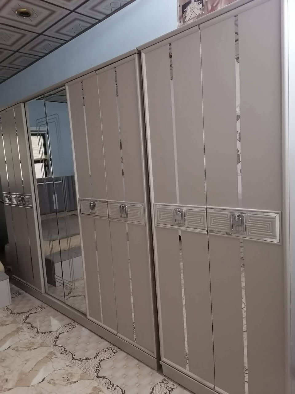 غرفة ضخمه تركي نضيفه كلشش كلش نضافه 100من 100ستخدام شهر واحد زلق مابيهه السعر مليون وربع وبيهه مجال والشراي يتصل على هاذه الرقم ***********
