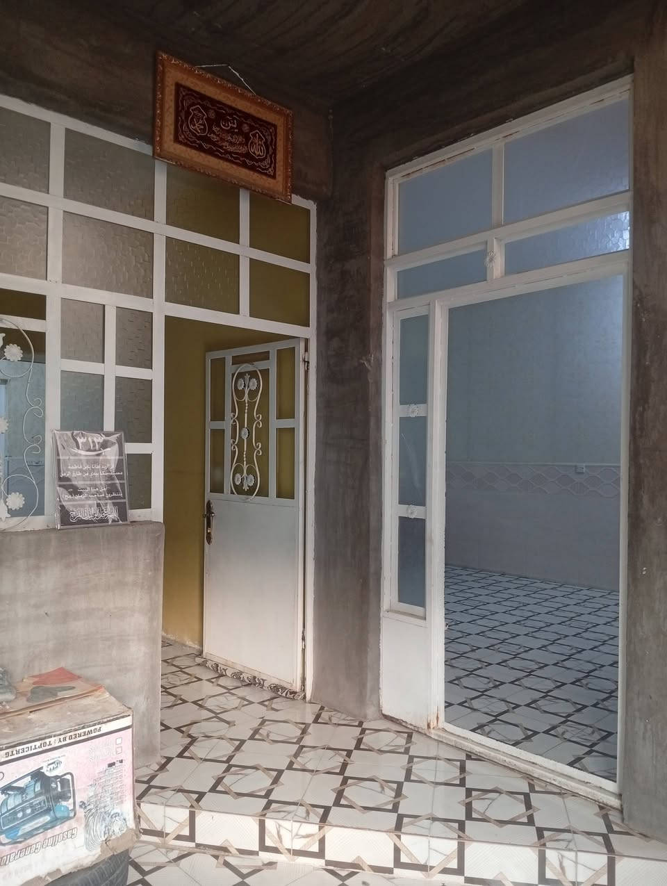 🏡 دار للبيع 
📐 المساحة : 100 م ( ركن على شارعين ) 
الوجه 7 نزال 13 
🧾زراعي سند 25 

💥 يتكون من طابق واحد 
أستقبال ، مطبخ ، صالة ، غرفة نوم 

✅خدمات كاملة 

📍الموقع : بهرز ـ حي القادسية ـ قرب اسواق صباح الدليمي 

للأستفسار : ***********
