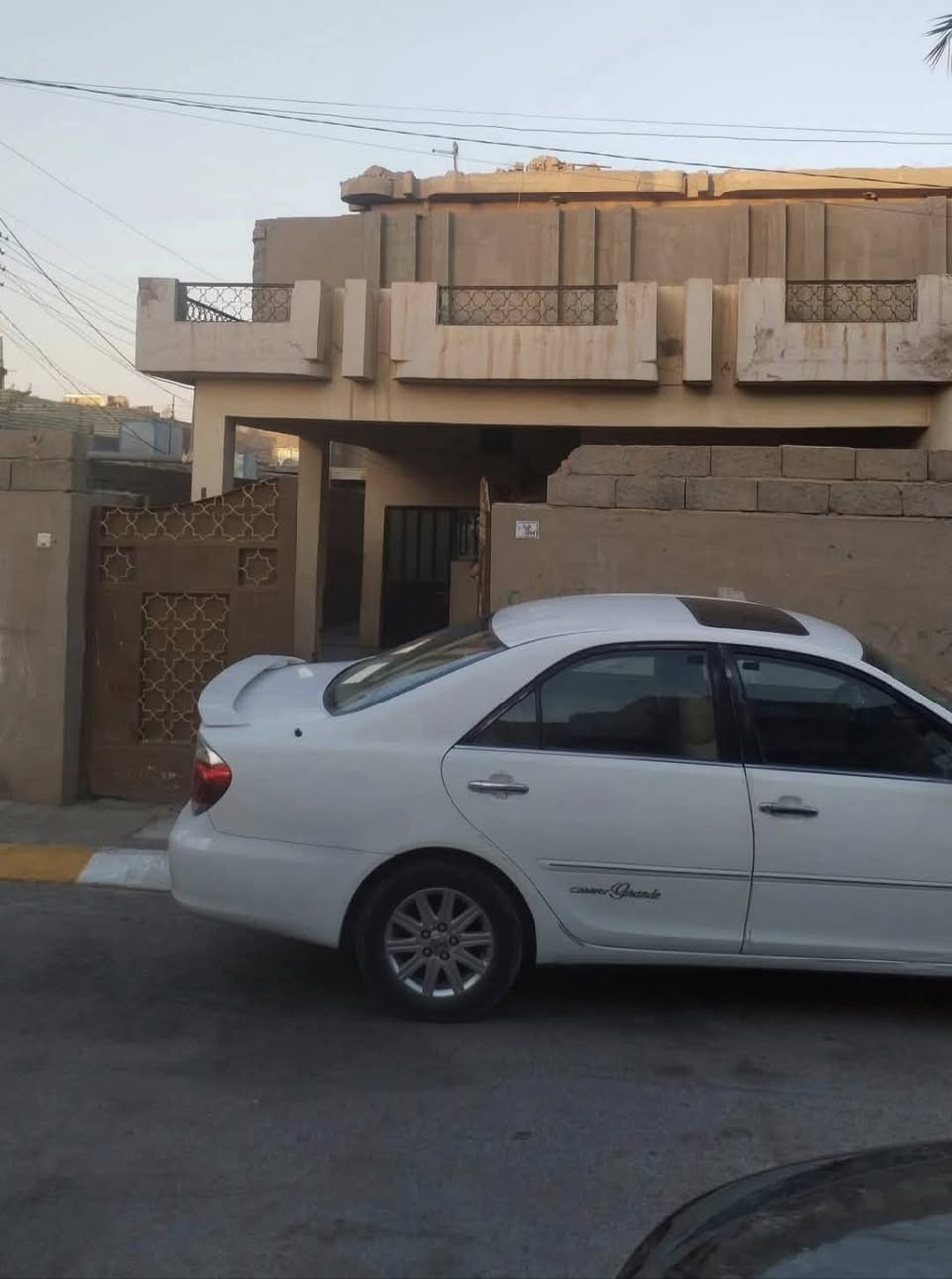 من يبحثون عن فرصة استثماريه 
للبيع بيت طابو صرف في الفلوجه حي الشهداء قرب مدرسة السلوى البيت ركن على شارعين تبليط المساحه 320 م البيت بناء قديم ومؤجر حالياً السعر 135وقابل للتفاوض للاستفسار 
*********** واتساب
