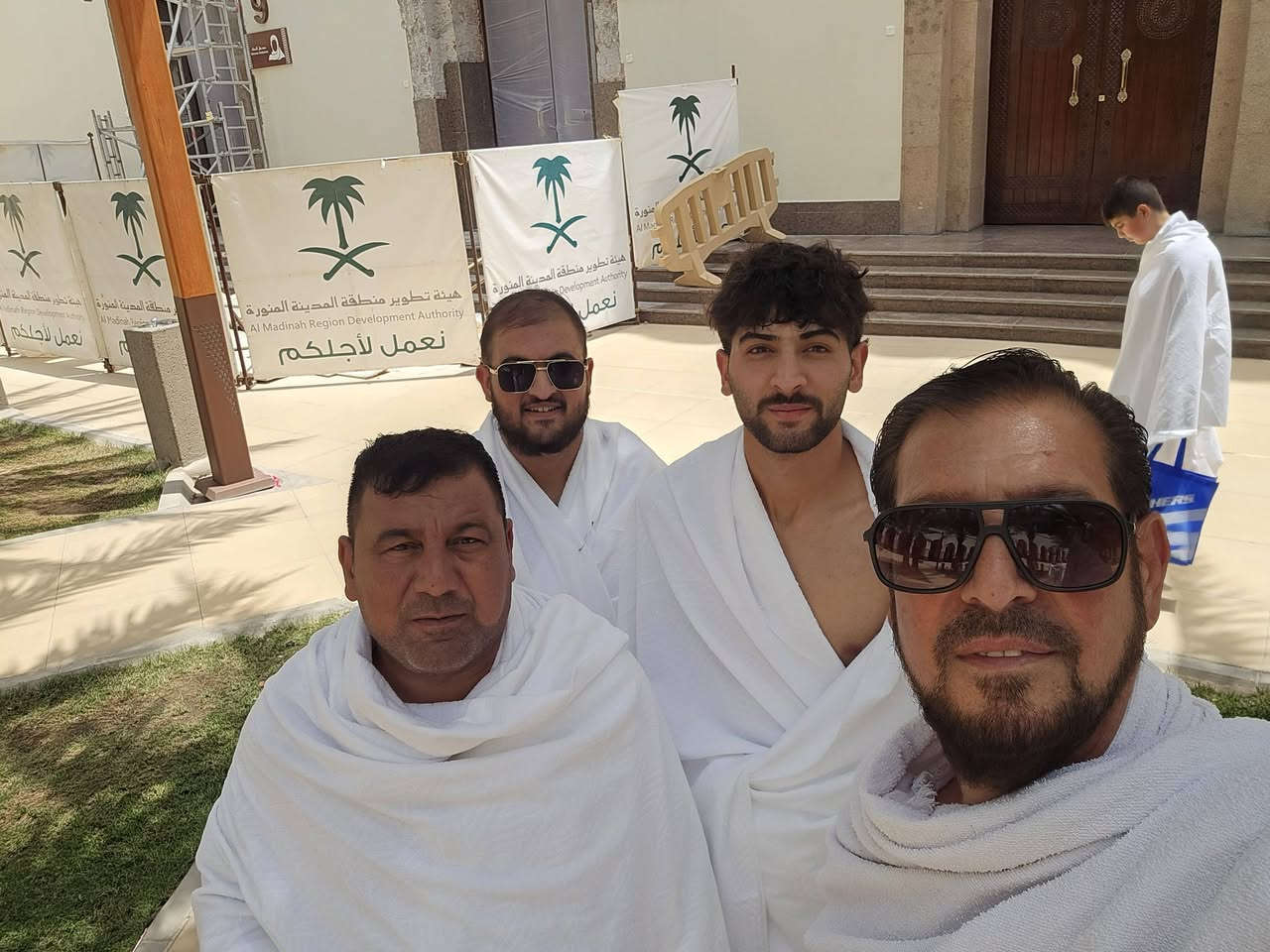 واذ قال ابراهيم رب اجعل هذا  البلد امنا* فاجعل افئده من الناس تهوى اليهم وارزقهم من الثمرات لعلهم يشكرون احرمت قوافلي من ميقات ذي الحليفه أبيار علي ودخلت نسك العمره متوجهين الي مكه المكرمه نسأل الله سلامه الوصول والقبول من الجميع ان شاء الله
خادم ضيوف الرحمن وصديق المعتمرين.....
 الحاج صلاح الدين التميمي 
    *********** 
   ومن الله التوفيق
