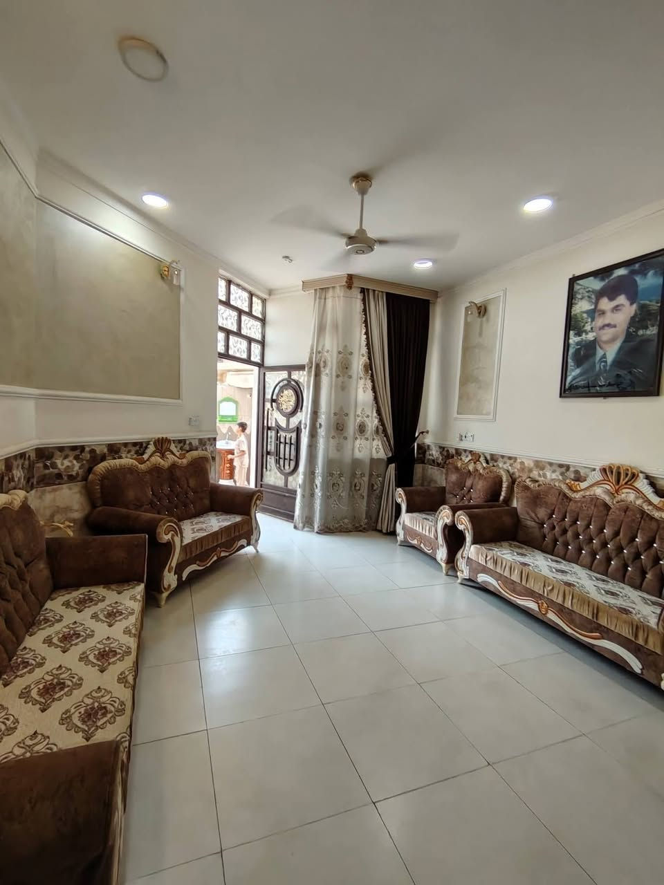 السلام عليكم دار سكن للبيع طابقين ثلاث غرف نوم البناء حديث درجة اولى في الكوت منطقة حي الحكيم نزلة علاء غريب مساحتة 150م البناء طابوق درجة اولى والسقف صب مسلح والارضية والجدران سيراميك ويتكون البيت من ثلاث غرف نوم وقياس الغرف 6×5 وصالة واستقبال ومطبخ وصحيات داخلية وخارجية ومرقم من قبل البلدية السعر 73 وبي مجال الاستفسار الاتصال على هذا الرقم ***********
