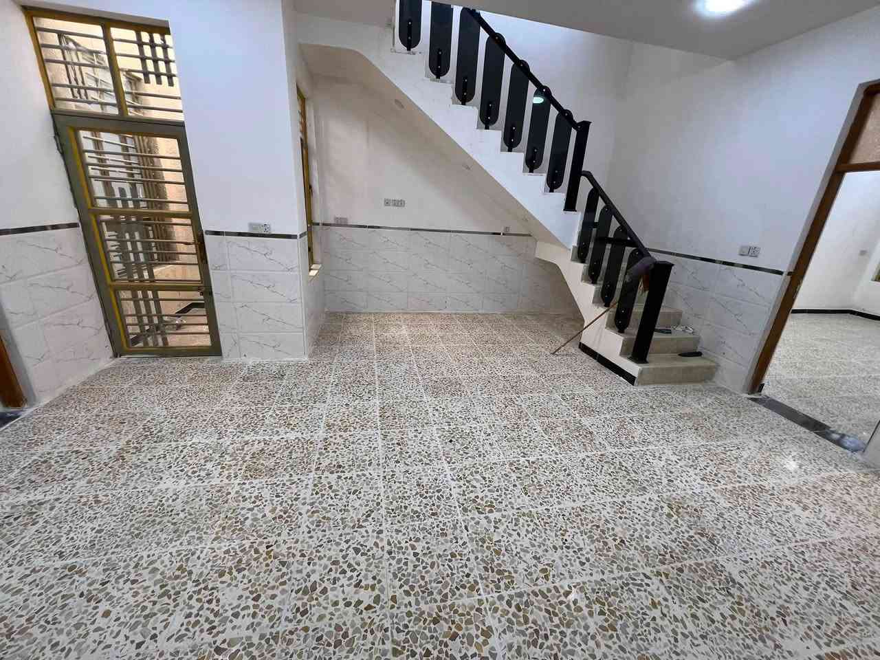 سلام عليكم بيت 150 مترطابق واحد  بنة جديدبغداد الحسينية قرب شارع الحشد في منطقت ال25بضهر منطقت 13سكلات ونافذ عل 40وبضهر شارع 30 سايدين سعر قفل قفل 86 تحويل ثانيوم بي غرفتين نوم وستقبال ومطبخ حار وبارد حمامات 2 تروكة 2 البيت مناقصة شي 
*********** وتساب فقط ‭***********‬تصل

