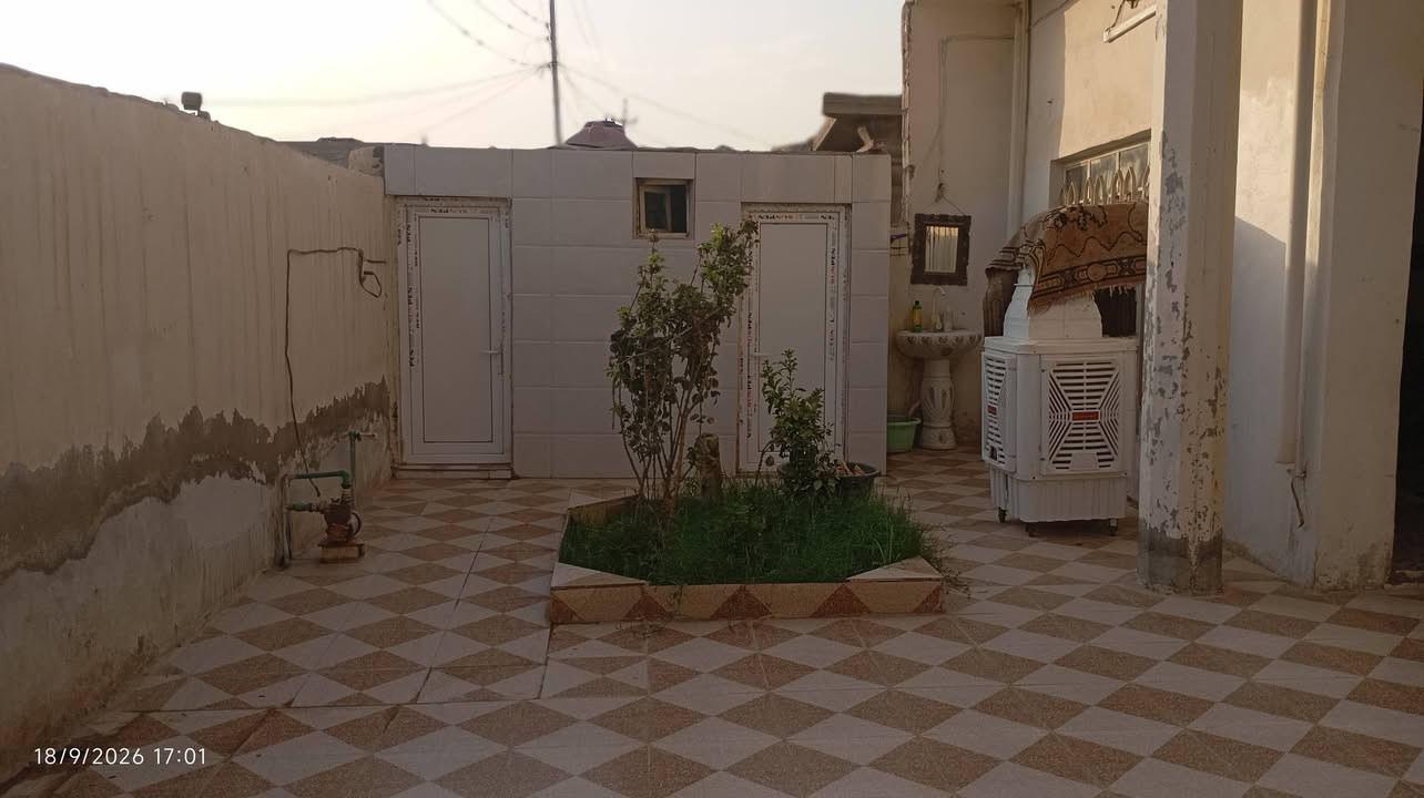 سلام عليكم دار للبيع مساحه 200 متر  يحتوي على  غرفتين نوم  وصاله ومطبخ وأستقبال وترك عدد 2 صحيات داخليه وخارجيه الموقع  الخماس  ثاني شارع عن اسواق بابا اشتريلي  
 وللاستفسار لأتصال ع الرقم ***********

او مراسلة هذه الصفحه ابو جعفر

نص مكتوب في الصور:
- 18/9/2026 17:01