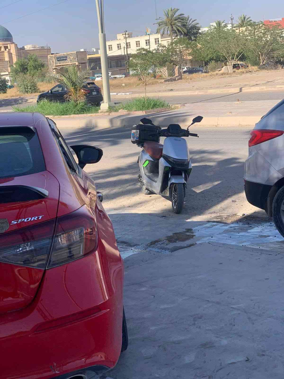 سلام عليكم دراجة شحن للبيع 
KOOGAR 
مواصفاتها 
لايت عالي ناصي
بيها نضام R رجوع خلفي
3 نمر
بيها جنطتين تخزين 
1-جنطة جوة الكشن  
2-جنطة ورة سايق 
سرعة 85 حقيقي
عدد البطاريات 6
كل بطارية 32 امبير
العنوان بغداد اليرموك قرب الاربع شوارع 
سعر 550 وبيها مجال للشراي 
للتواصل واتساب فقط ***********
