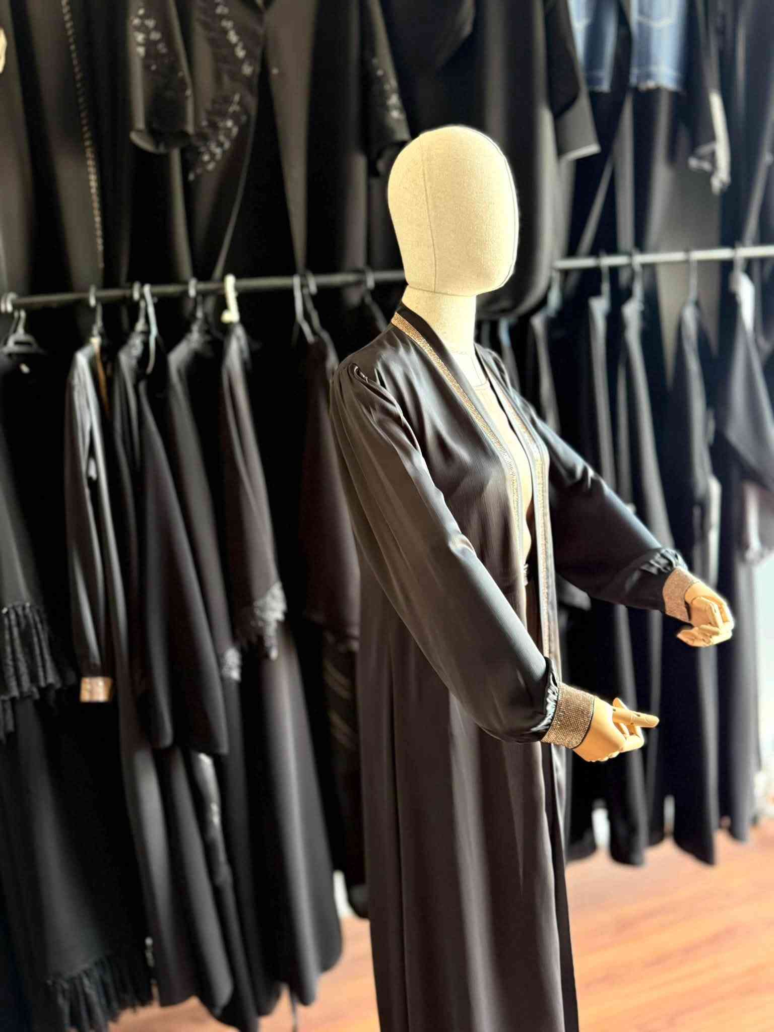 السلام عليكم عندي مجموعة مال عبي تقريباً بل٤٠ اقل او اكثر ما متاكد منهن مال محل معزل ويريد ايبيعهن شلع تجي بعينك وتشوفهن كلهن جدد وبقياستهن اكو بهين قياسات كامله واكو باقيات قطع مع المليكانه هم كذالك للبيع + استان عرض مال تصوير للاستفسار واتساب ***********
