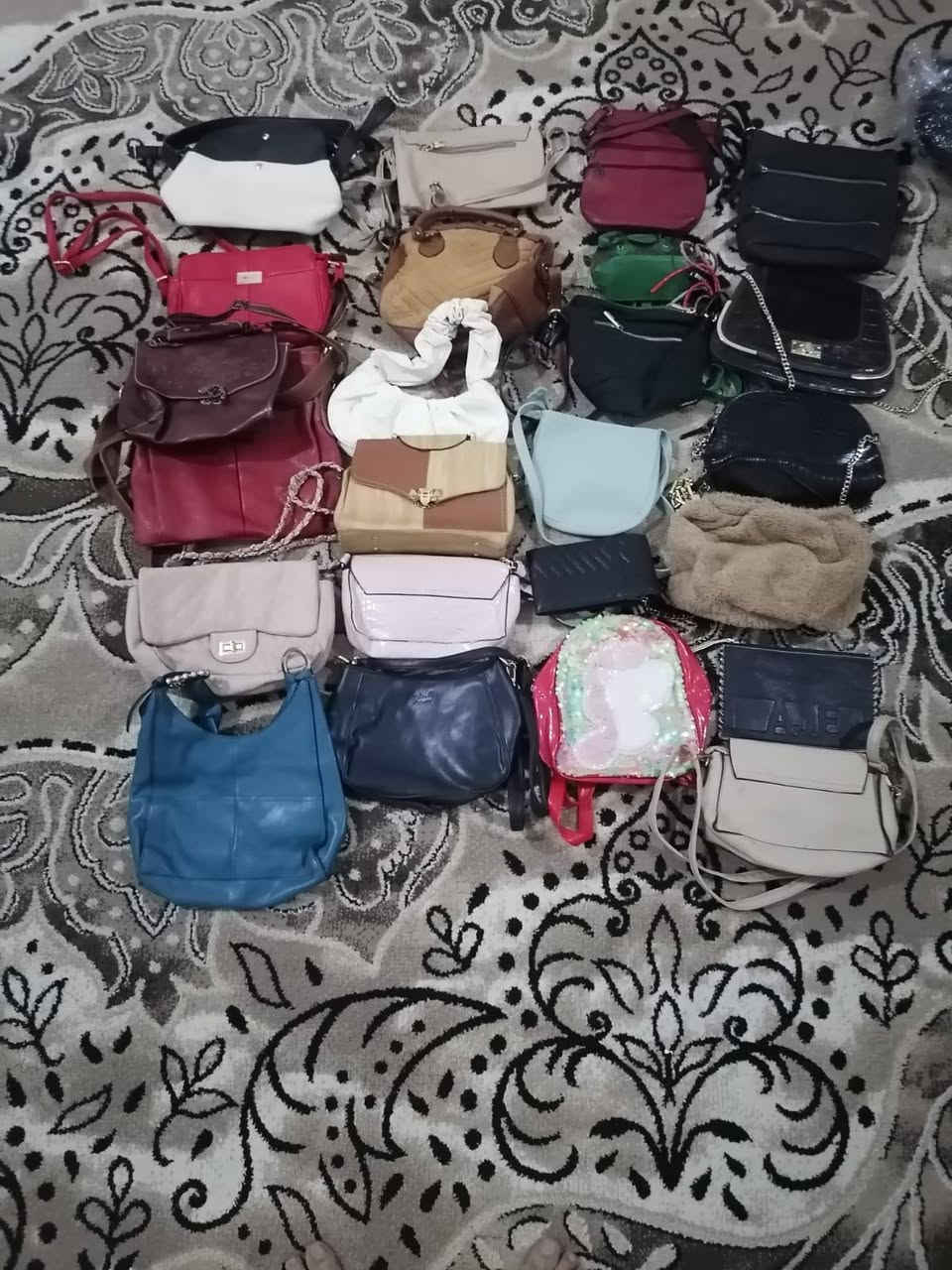 سلام عليكم جنط باله وجديد كويتي اصلي وزن ثقيل  مشكل تقريبا 80 جنطه  كلهن شلعه الجنطه الفين دينار اريد ابيعهن كلهن لنو فتحت مشروع جديد يشهد الله والجنط يسون اكثر  تواصل واتساب مكاني ناصريه مركز ***********
