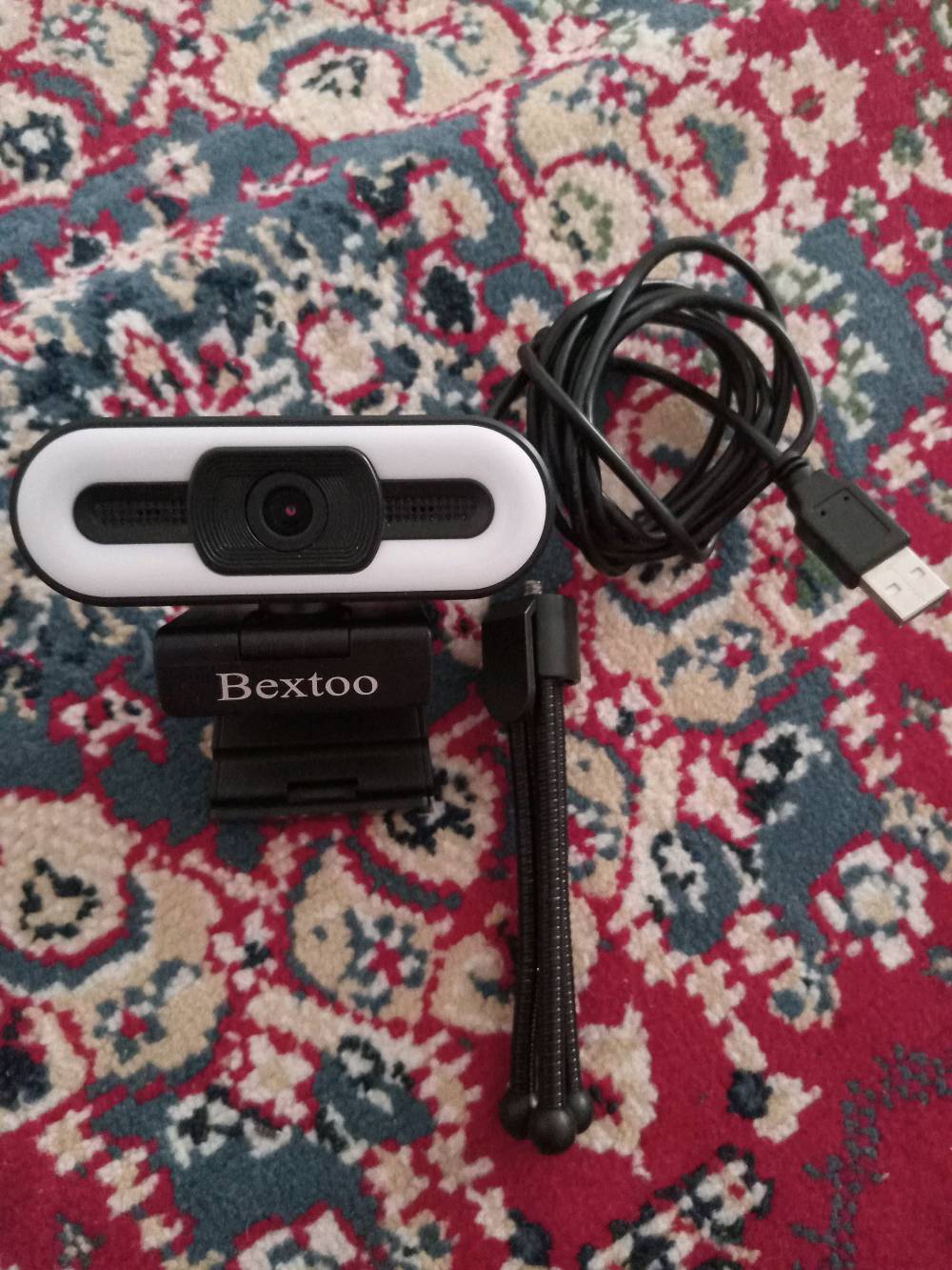 Bextoo 1080P Full HD Webcam
 اسم الكاميرا: Bextoo Webcam 1080P HD
 الموديل: B08V564M4Y
 الحالة: مستعملة، نظيفة وتشتغل 100% بدون أي مشكلة 
 الكاميرا
• دقة Full HD 1080P – 1920×1080
• تصوير لحد 30FPS
• Autofocus – فوكس تلقائي
• عدسة زجاجية
• مناسبة للمكالمات والاجتماعات والبث والدروس أونلاين.
 Ring Light
• إضاءة Ring Light مدمجة بالكاميرا
• 3 أوضاع إضاءة
• أبيض / طبيعي / دافئ
• إمكانية التحكم بسطوع الإضاءة.
 Microphone
• مايكروفون مدمج بالكاميرا
• مناسب للمكالمات والاجتماعات والدروس والتسجيل.
 كابل USB
• كابل USB مدمج بالكاميرا
• توصيل مباشر بالكمبيوتر أو اللابتوب
• Plug & Play بدون الحاجة لتعريفات خاصة.
 قاعدة التثبيت
• قاعدة مدمجة لتثبيت الكاميرا على شاشة الكمبيوتر أو اللابتوب
• قابلة للتعديل حسب وضع الشاشة.
 فتحة Tripod
• تحتوي القاعدة على فتحة قياسية لتركيب Tripod.
 التوافق
• Windows
• Mac
• Linux
• تعمل مع برامج مثل Zoom وDiscord وOBS وSkype وغيرها.
 مميزات إضافية
 Autofocus
 Full HD 1080P
 Ring Light مدمجة
 3 أوضاع إضاءة
 Microphone مدمج
 USB Plug & Play
 مناسبة للكمبيوتر واللابتوب
 

 السعر: 35,000 بيها مجال قليل
ممكن تذكرلي بأي محافظة/منطقة إنت موجود حتى المشتري يعرف مكان الاستلام؟: 
البصرة - ابي الخصيب 
هل الكاميرا أصلية Bextoo نفس الموديل B08V564M4Y لو بيها أي تبديل/صيانة سابقة؟: 
أصلية بدون اي تبديل 
بالنسبة للتسليم، متاح استلام يد بيد فقط لو أكو توصيل؟ وإذا أكو توصيل شكد تكلفته؟: 
اكو توصيل 