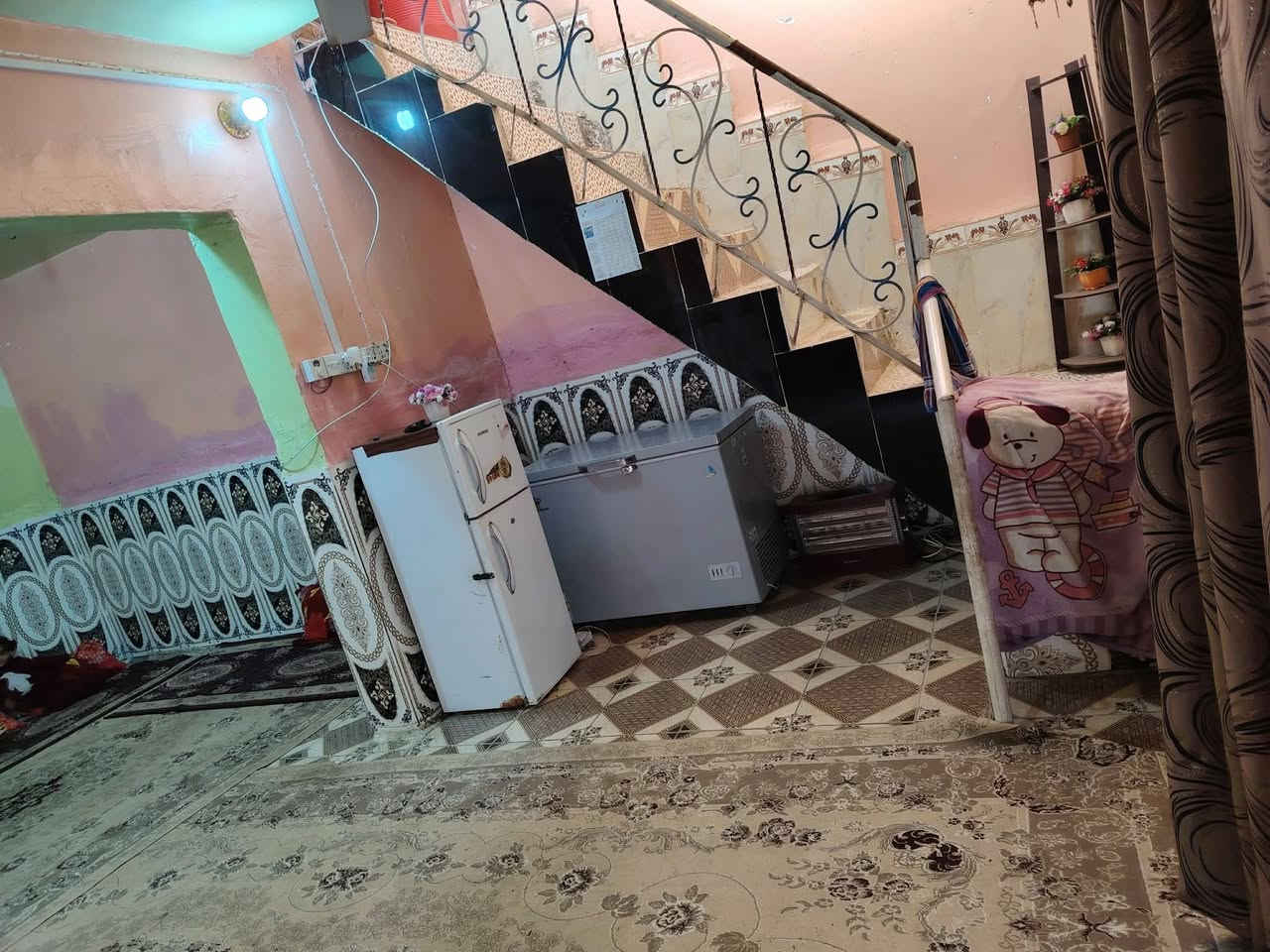 سلام عليكم بيت البيع بل الحاوي بكاع حمود الثامر مساحته ميتين وخمسين شراي خاص مستعجل ***********
