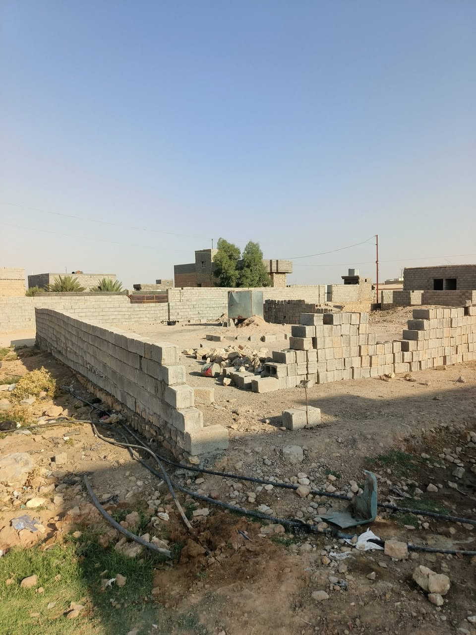 سلام عليكم قطعه أرض للبيع ركن على شارعين ماي كهربائ المكان حي لامين المساحة أقل 500 بشي قليل هاذ رقم رعي قطع ***********
