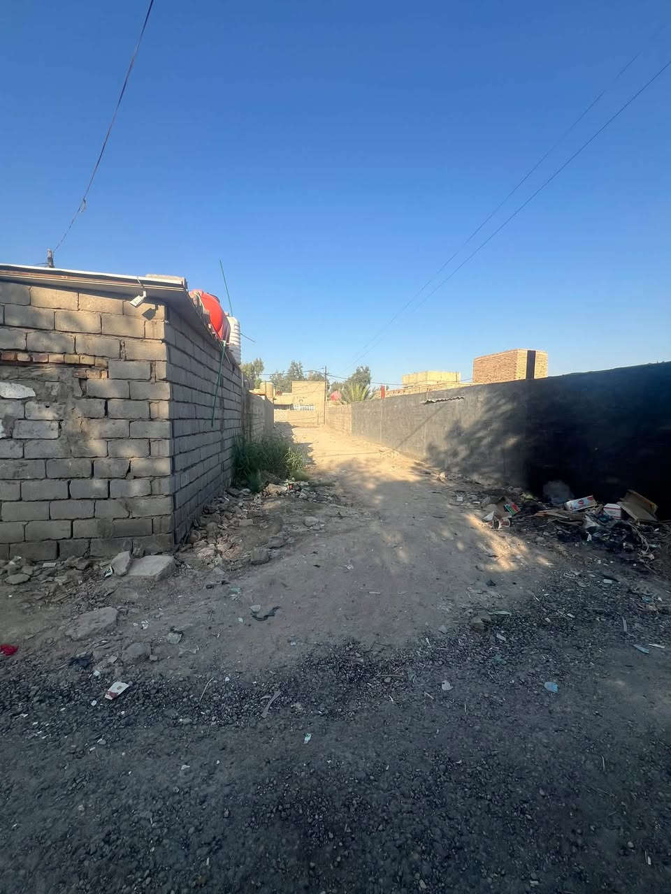 السلام عليكم دار للبيع مساحه 210 غرفتين صاله مطبخ كامل حي الإمام قريب حي الوالي ركن البيت طابو زراعي سعر 40مليون وبي مجال ***********
