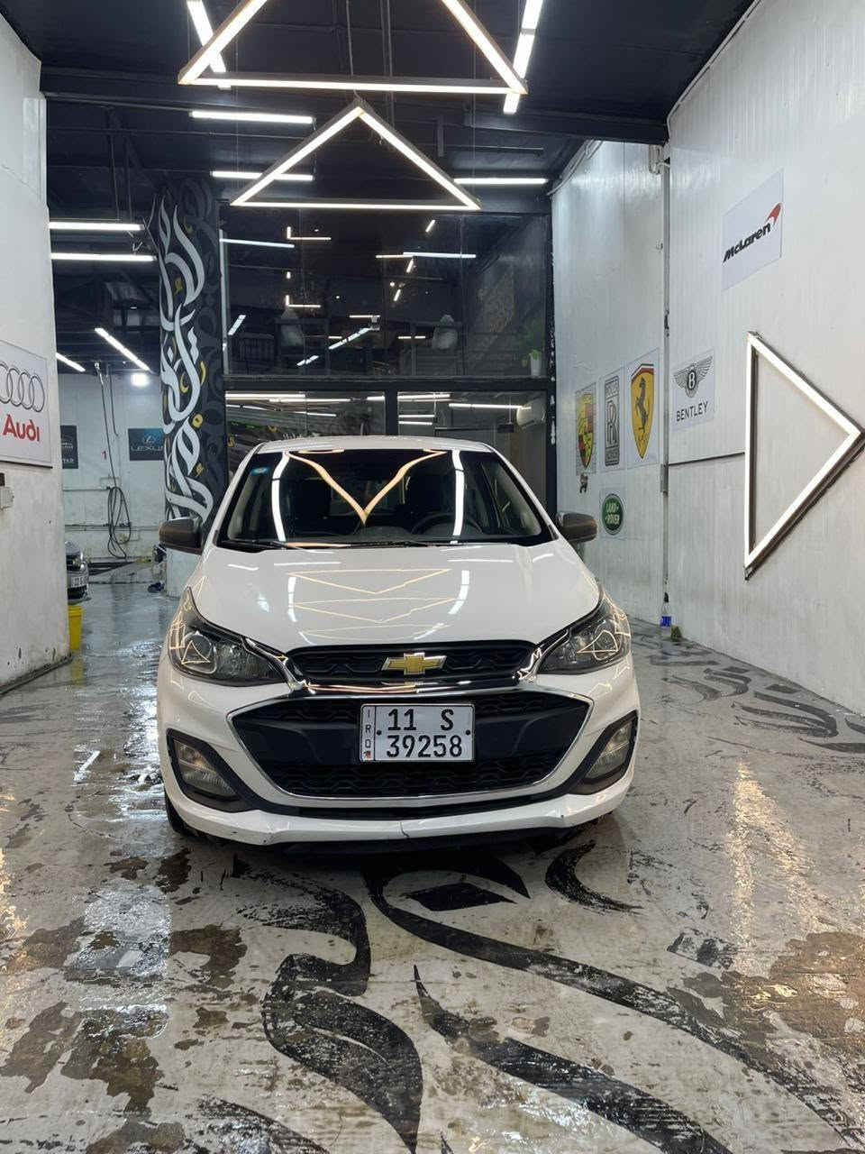 للبيع | Chevrolet Spark 2021 | وارد أمريكي 🇺🇸
تم تخفيض السعر لغرض البيع السريع
 السعر: 85 ورقة (قابل للتفاوض بالمعقول بعد المعاينة)
📍 الموقع: بغداد – الكرادة
سيارة نظيفة جدًا، اقتصادية بالوقود، مناسبة للاستخدام اليومي داخل المدينة، ومحركها و كير بحالة ممتازة.
المواصفات:
موديل 2021
وارد أمريكي
محرك اقتصادي 1.4L اقتصادي و قوي 
كير أوتوماتيك
ممشى 43 ألف 
اللون الأبيض
شاشة تدعم Apple CarPlay و Android Auto 
كاميرا خلفية
بلوتوث + USB + AUX 
تكييف ممتاز
نظام ABS مانع انغلاق الفرامل
وسائد هوائية 
نظام الثبات الإلكتروني
حادث السيارة سطحي خفيفة جداً مكفولة من التبديل فقط تصليح جاملغ امامي و بنيد و باب ، السيارة ايرباك شاصي دواخل مكفول  
📞 للتواصل: ***********
