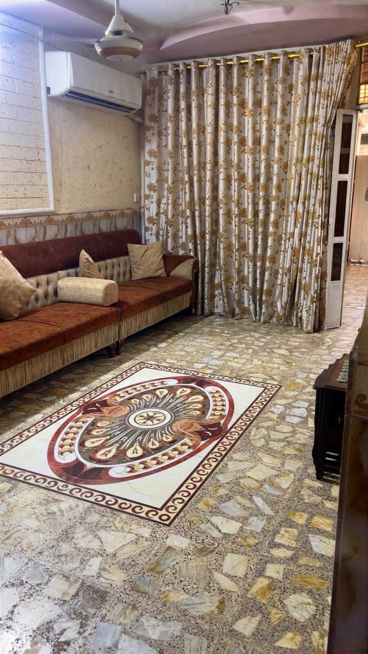 السلام عليكم 
الدار للبيع المساحه ٦٥م في السند واقع حال ٩٠ متر البناء
الواجهه ٥م البيت مدخلين
يحتوي على (استقبال+صاله+مطبخ حار وبارد +خدمات+٢غرف نوم )
العنوان (الشعب- حي الجزائر-خلف مدرسه ثانويه الشعب )
للاستفسار الاتصال على رقم صاحب الدار
***********

