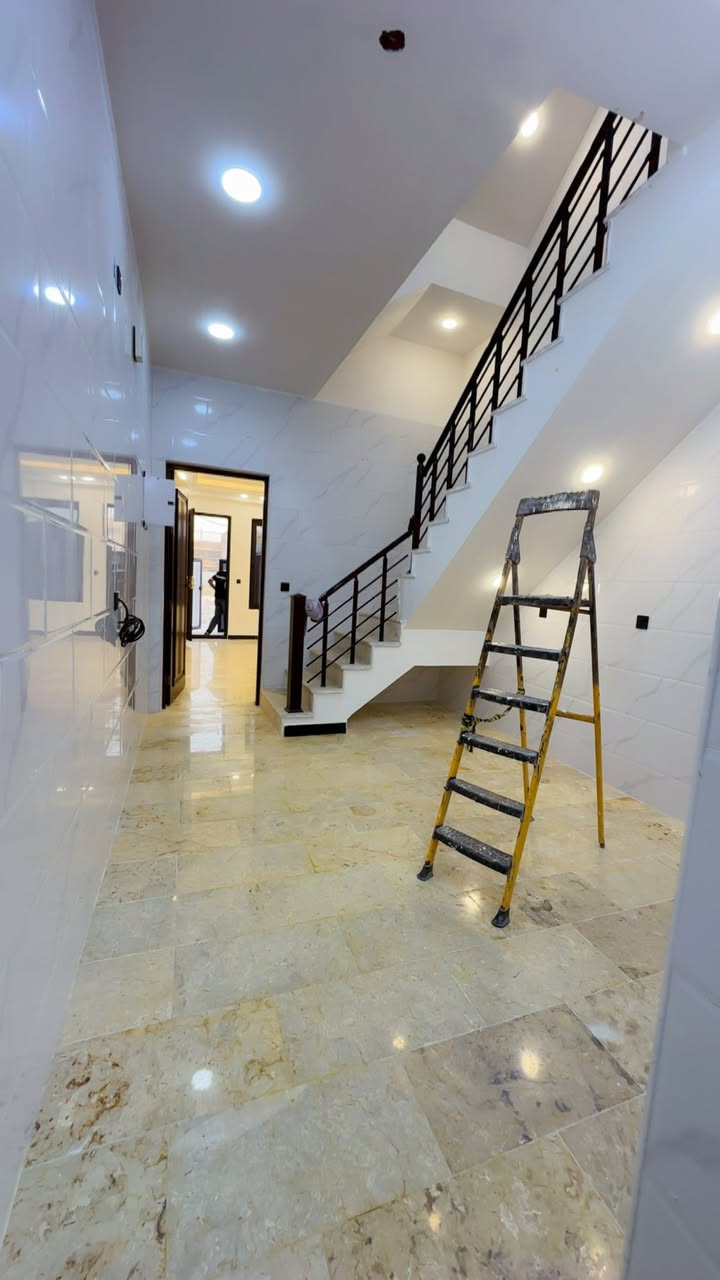 مشتمل للبيع مساحة ٧٠م
موقعه 📍 الشعب ضباط الكويتي موقع ممتاز (مقابيل التشجير)
يحتوي على #استقبال #مطبخ #٣غرف #خدمات
للأستفسار آكثر الأتصال على الأرقآم 
***********
***********
الأخوين للوساطة العقارية
