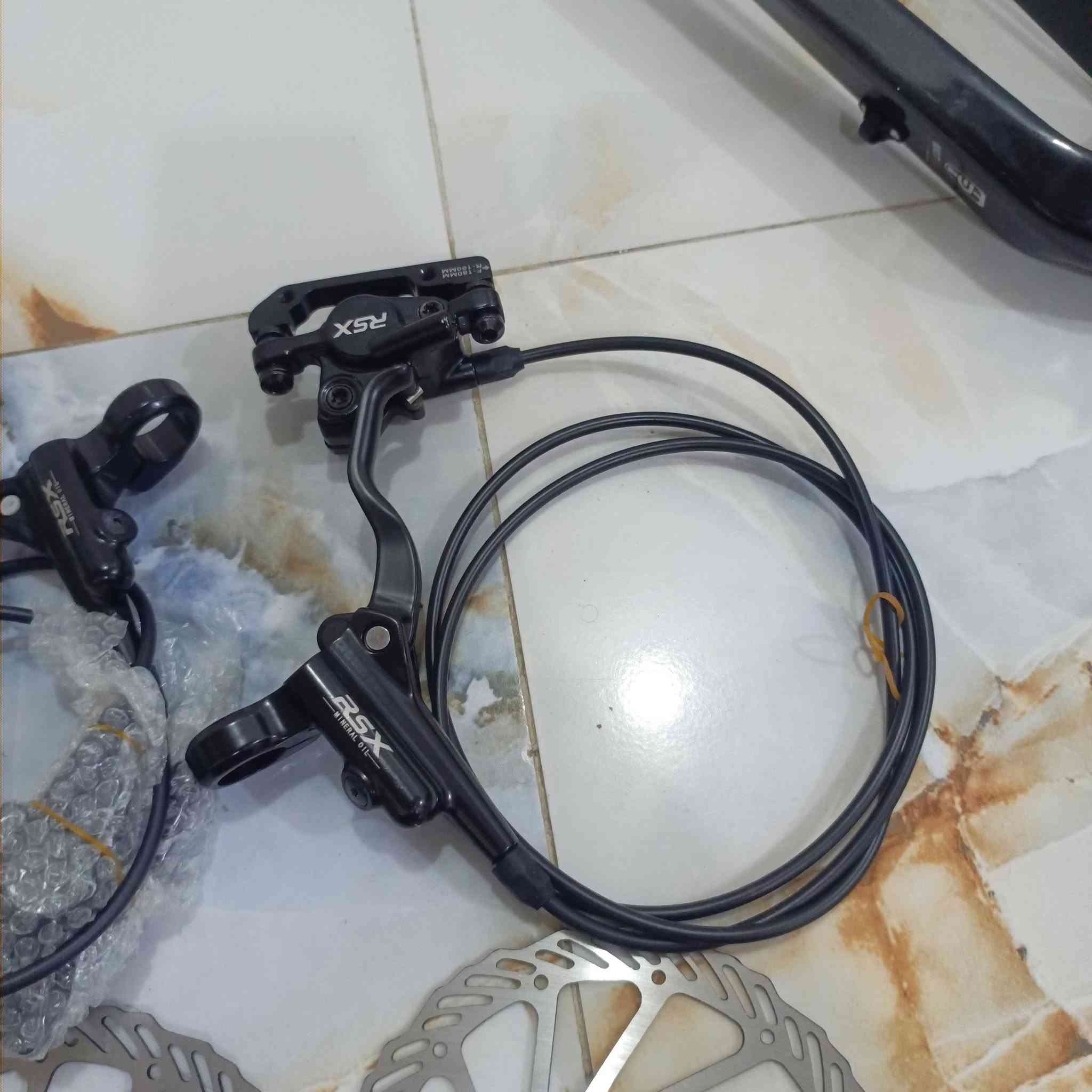 السلام عليكم ماشه ماركتDodici نضيفه كلش سعرها 60 الف وبيها مجال وبريكات امامي وخلفي من ماركت RSX جديده مامستعمله سعرها 50 الف وبيها مجال مكان كربلاء  للستفسار *********** بي واتساب
