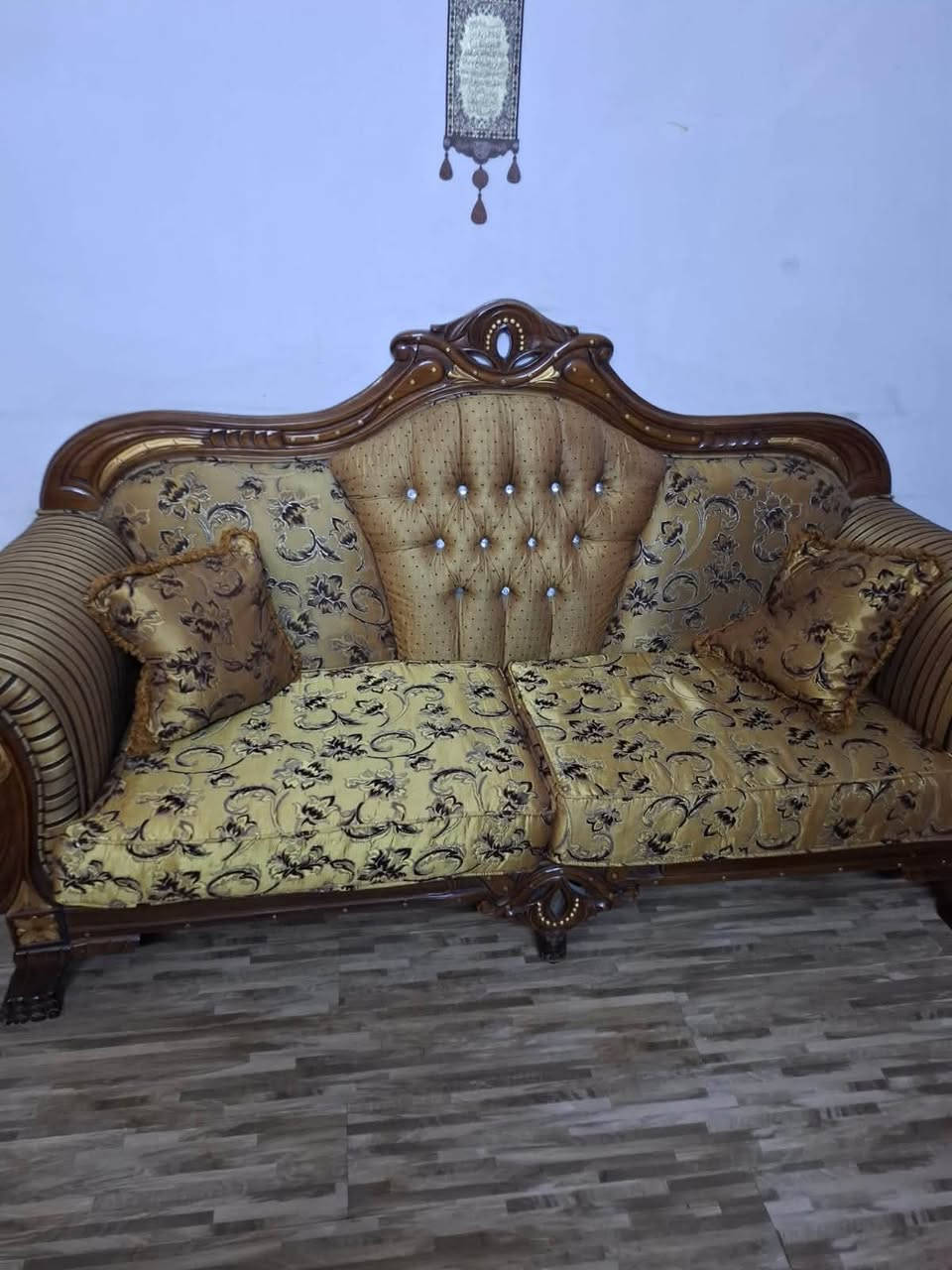 سلام عليكم 
عندي تخم تركي ملكي 10مقاعد مستعمل 
رايده بسعر مليون دينار وبي مجال لشراي 
مكان تواجدي بغداد حي الجهاد قرب مجمع النسيم 
رقم التوصل البي وتساب ***********
