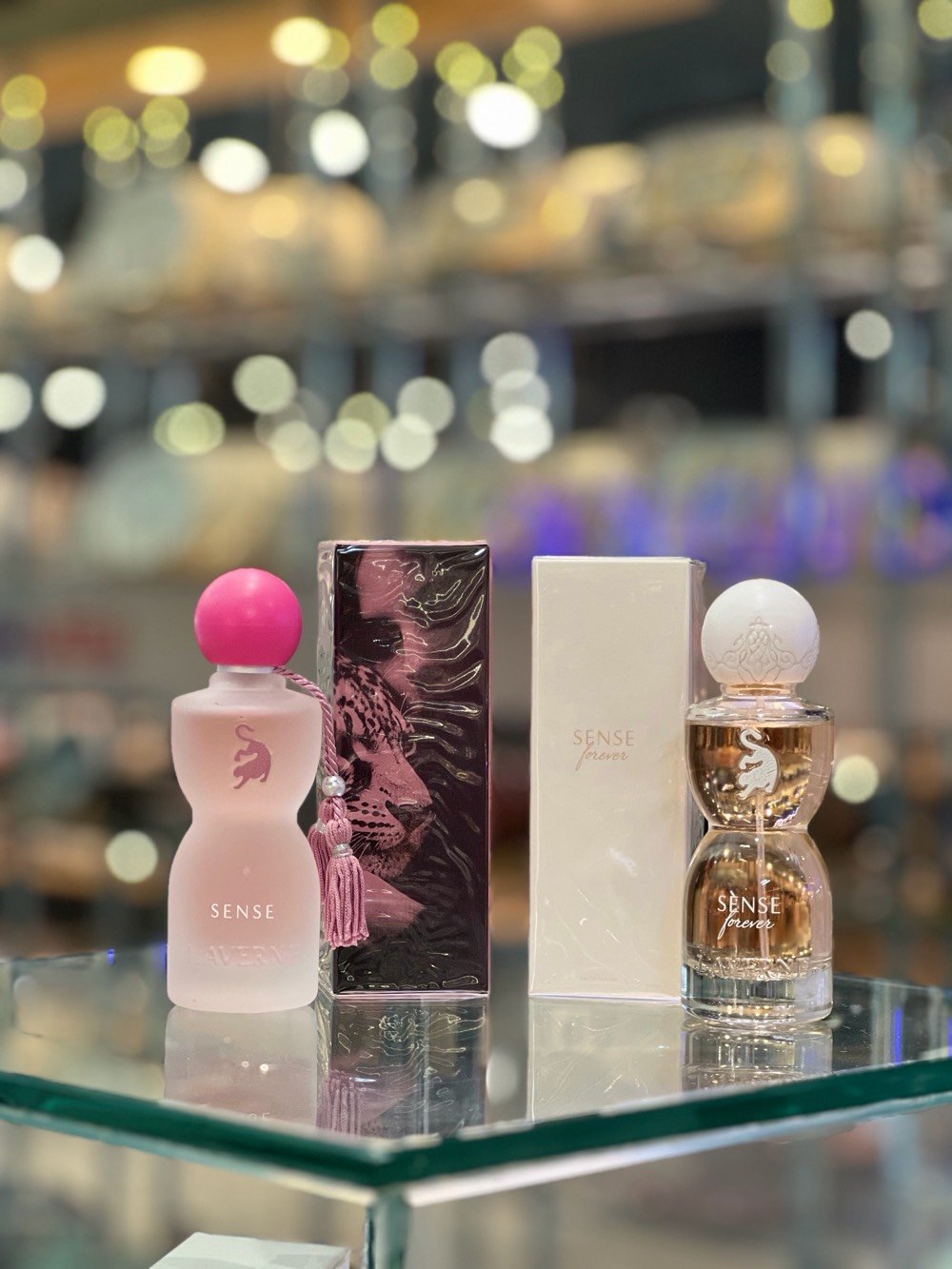 عطر سنس لافيران  SENSE  حجم العطر 75 مل سينس” هو أحدث إصدارات جورجينا رودريغز في عالم العطور، وهو عطر أنثوي ورقيق تم تصميمه ليكون تعبيراً عن الأنوثة الرقيقة والجاذبية الطبيعية. تميز هذا العطر بتركيبته الفريدة التي تجمع بين النفحات الشرقية والزهورية، مما يمنحه سحراً خاصاً يلازمك طوال اليوم.
حبيبتي/حبيبي هالعطر أصلي 100% لو أكو بيه أي تقليد؟ وإذا أكو، ممكن توضحين/توضح شنو مصدره؟: 
عطر اسنس ماستر طبق الاصل للاورجنل
شنو سعر عطر SENSE لافيرن 75 مل حالياً؟ وهل أكو سعر خاص إذا أخذت أكثر من حبة؟: 
كل عطرين ب25 الف بدال ال30 الف
منين متوفر الطلب/الاستلام؟ يعني شنو موقعك بالمحافظة أو المدينة حتى يگدر الزبون يوصل إلك أو يستلم يد بيد؟: 
الانبار -الفلوجه-مول الفلوجه -اروما للعطور
التوصيل متوفر لو لا؟ وإذا نعم، شكد أجرة التوصيل وشكد المدة توصل للمحافظات؟: 
توصيل لجميع المحافظات 5 الاف