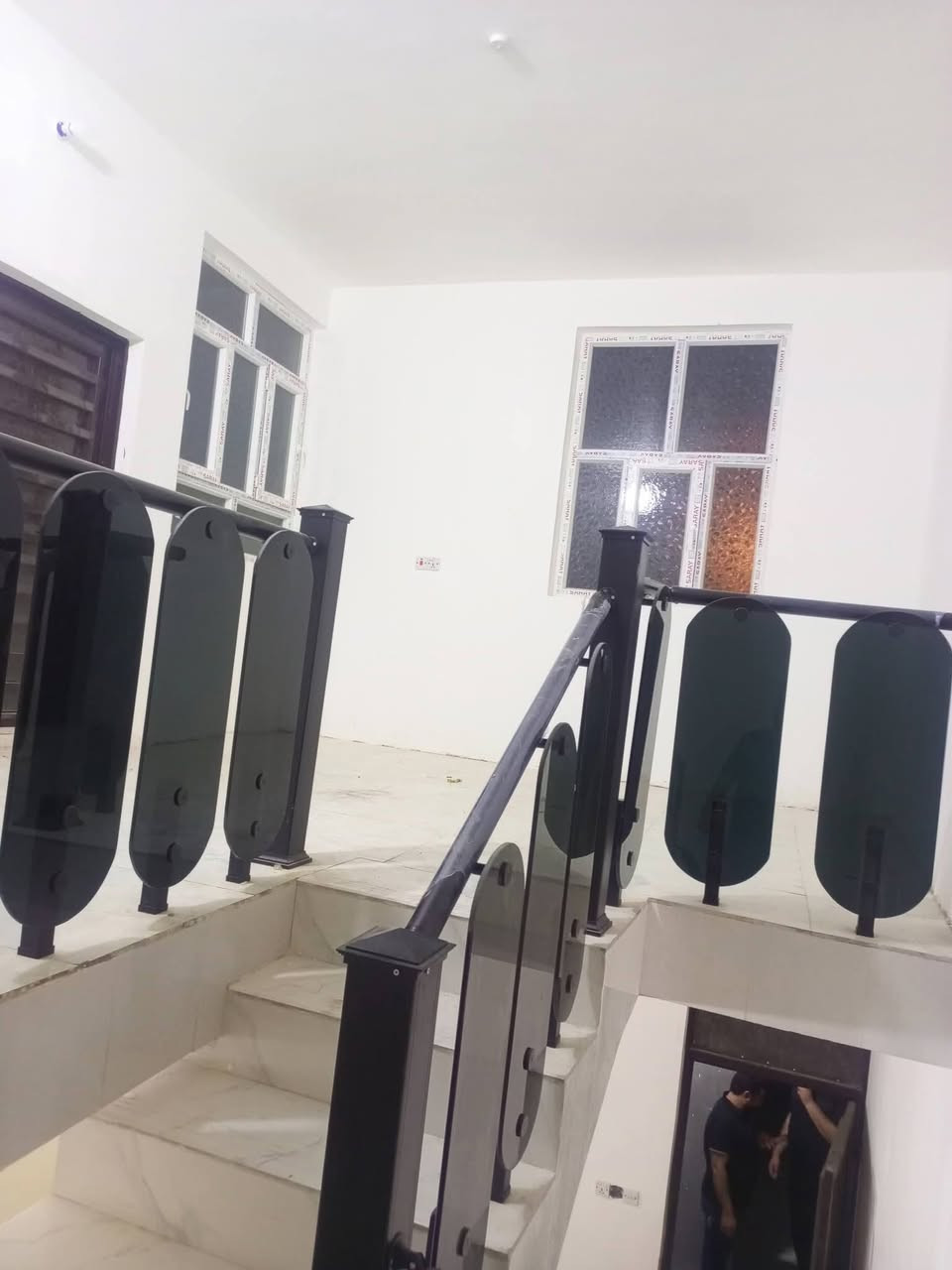 🏠✨ للإيجار – بيت  100م مربع✨🏠 
بناء حديث غير مسكون سابقا 

📍 المواصفات:
مدخل دولان طابقين عشرة امتار
🛋️ استقبال مرتب
🏢 صالة عدد2
🛏️ غرف عدد 2
🚿 مجموعة صحيات متكاملة
🍽️ مطبخ مفتوح على الصاله 
🌤️ 
💼 

الموقع:  حي المتقاعدين 

📞 للاستفسار: ***********
