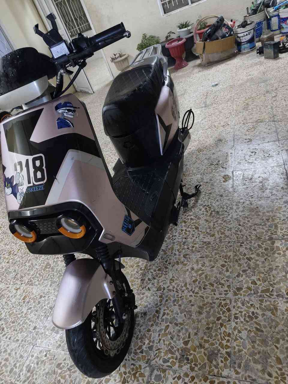 للبيع 318 موديل 2025 بطاريات 6 دبل انضاف  ملف 2000 سرعه 99 حقيقي 75 اربع نمر مطور مرتب وا كلو شغال مابيه اي عطل  الصوره ضالمته لن دنيه ليل 😅 مطور على وضع الشركه تعال افحص واخذ السعر 550وابيه مجال شي قليل مكاني موصل حي عدن رقم الهاتف *********** بيه واتساب
