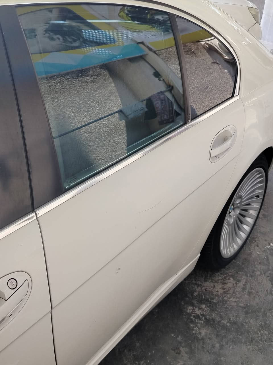 سلام عليكم باخره للبيع موديل 750i 2006 باب قصير
محرك وكير مكفولات  بيه محرك B40 جديد ولاستيك ولف مبدل جديد 
سياره بلاديه ماملعوب بكهربائياته 
تبريد شغال ثلج  3 قطع 
بيبان وجنطه شفط 
كشنات كهرباء وخزن 
تبريد تدفئه ب الكشنات الاماميه 
الخلفيه فقط تدفئه 
5 بردات كهربائيه 
لايت زنون
غرفته جديديه كلش 
مكفاله من الحادث او ضربه 
نواقص ال بيهه
 حداديه نص عمر +برده خلفيه عاطله +بكلايات الي يصيرن ب جنطه +جك الجنطه +سايد بريك 
بيه صبغ واكع  ماعرف كلير صفحه السايق  ابيع صفحه كامله مصبوغه فقط بدون اي ضربه شرط 
رقم انكليزي  كربلاء بأسمي 
السعر 125 وبيه مجال بسيط 
***********
