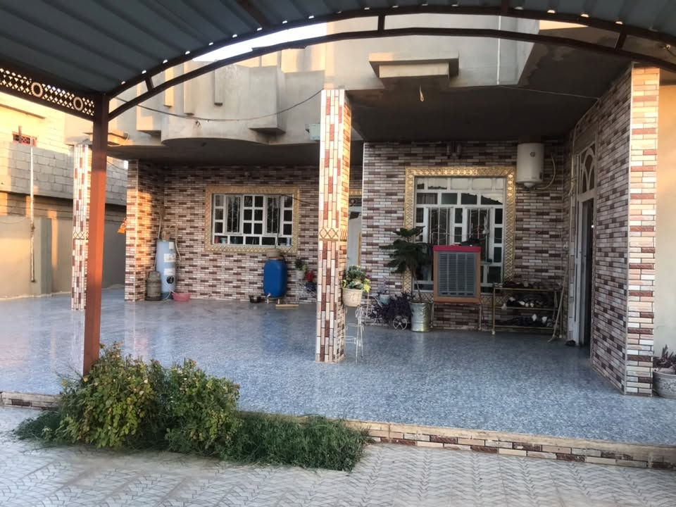 السلام عليكم. بيت للبيع مساحه 1300 متر.
طابقين. مكون من 4 غرف نوم.
 استغبال هول مطبخ موزع 
صحيات داخل خارج. حدايق 
شغل مرتب وجاهز من كلشي. 
العنوان الشرقاط الطوب.
 قرب مجمع الوفاء الطبي. 
صاحب البيت طه الهرم ابو همام. 
للاستفسار اتصل عل رقم صاحب البيت. 
‏‪***********‬‏.  اسيا. 
‏‪*********** زين. 
ملاحظه. السعر ولاستفسارعند صاحبه 
اني مكلف بل نشر.
