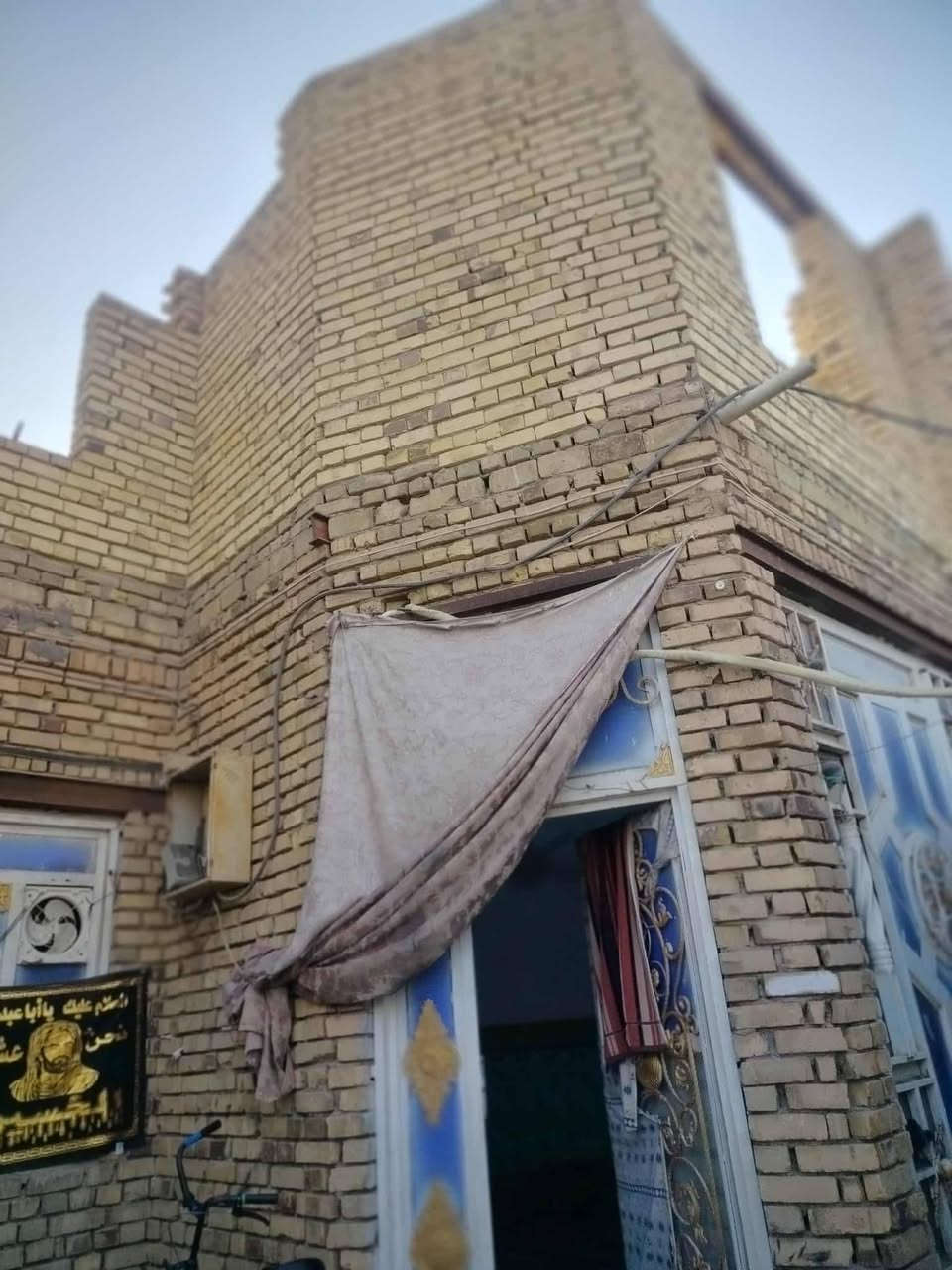 بيت طابو للبيع
المساحه 140 متر
المكان ع الحولي قرب يم محطة الكهرباء الجديده ع الساحه 
بناء عگاده طابقين 
الطابق الاول استقبال 7 × 4
مطبخ 4×4
صاله 6×4
غرفتين الاولى 6×3ونص والثانيه 5×3
ومنورين + حمام 
الطابق الثاني غرفتين نفس قياسات الجوه + صاله 5×4 
والبقيه غرفتين هيكل كما موضح ب الصور 
السعر :  130 
الرقم ***********
