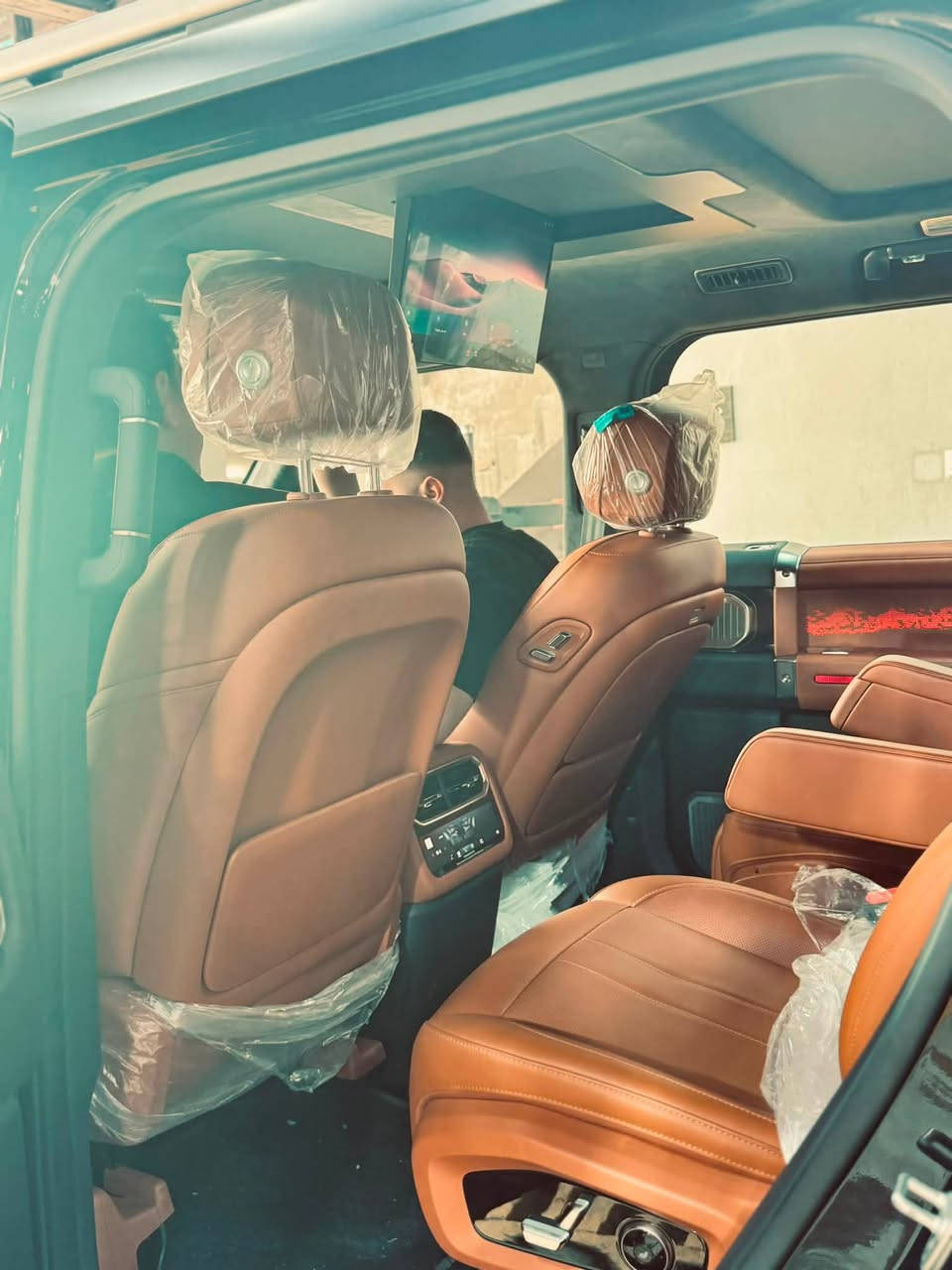 السلام عليكم
جيتور G700 - 2026 Premium بريميوم اعلى فئه بل G700

العداد 4000 بعدها شبه الزيرو 

مغلف : 💯 PPF

عنوان بغداد 

سعر : 75/000مليون 

الهاتف : ***********

* محرك 2.0 تيربو + نظام هايبرد PHEV بقوة 904 حصان.

* دفع رباعي ذكي AWD.

* 6 مقاعد (2+2+2) كابتن بالصف الثاني.

* شاشة عدادات 35.4 إنج.

* شاشة وسطية 15.8 إنج.

* Apple CarPlay و Android Auto.

* نظام صوت Lexicon بـ 18 سماعة.

* تبريد وتدفئة ومساج للمقاعد الأمامية.

* شحن لاسلكي 50 واط.

* كاميرات 540 درجة مع رؤية تحت السيارة.

* مثبت سرعة راداري متكيف.

* مساعد الحفاظ على المسار.

* فرملة طوارئ أوتوماتيكية.

* Tank Turn (اللف بمكان السيارة تقريباً).

* Crawl Mode للأوفرود.

* عمق خوض ماء 900 ملم.

* تعليق هوائي Air Suspension مع تحكم بالارتفاع. citeturn0search2turn0search1

ومن الشغلات الحلوة أيضاً:

* ثلاجة داخلية.

* عطر مدمج للمقصورة.

* تحكم صوتي لأربع مناطق داخل السيارة.

* فلتر هواء CN95.

* باب شنطة كهربائي.

* Matrix LED Headlights
