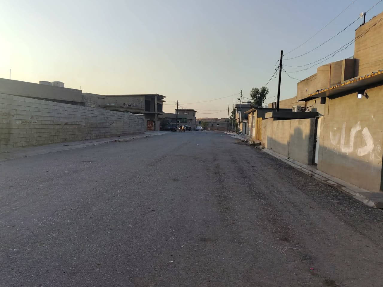 🏡 بـيـت لـلـبـيـع | فـرصـة مـمـيـزة 🏡
📍 الموقع: حي التنك
📐 المساحة: 362 م²
🏠 طابقين

🔹 الطابق الأول: 🛏️ 3 غرف
🛋️ هول + ربعة
📦 مخزن
🍳 مطبخ
🚿 حمام
🚽 صحيات عدد 2
🌳 حديقة
🏡 حوش كبير

🔹 الطابق الثاني: 🛏️ غرفتين
🛋️ هول
🚿 حمام
🚽 صحيات

✨ بيت واسع ومناسب للعائلة، بمساحة كبيرة وتوزيع عملي، مع حديقة وحوش كبير.

والاستفسار

📞 للتواصل: ***********

