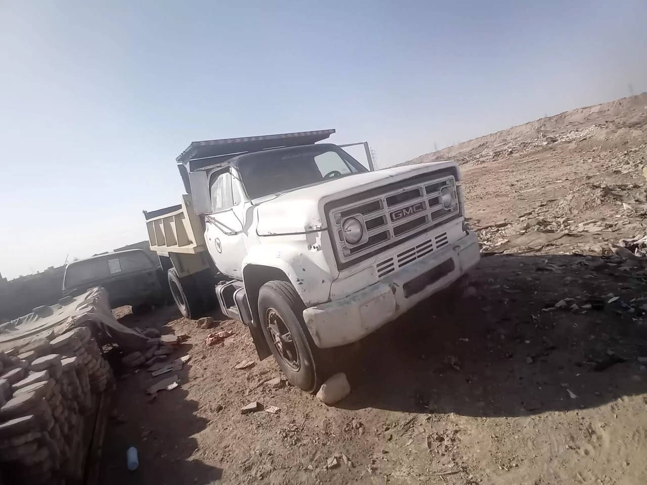 السلام عليكم للبيع جمسي لوري قلاب موديل ٨٢ شرط التحويل ورفع الضريبه الرقم الماني مكينة ٨ سلندر كيرها جديد والاكسن جديد  الجك القلاب شغال قمارتها نظيفه كلش داخلها يريد ترتيب بجمها حلو تايرات نص عمر التواصل على الرقم *********** سعرها ٢٥ وبيها مجال للطيب
