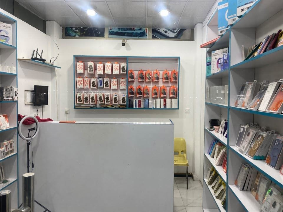 غراض محل  محل كامله شواحن وساعات واكسسوارات ابيعهن اقل من سعر التاجر للجاد والشراي وادوات صيانه  انطيه هديه ***********اني ماخذهن ١٥٠٠ بلجمله رايدهن ١٤٠٠ قابل للتفاوض بس شرط ياخذ المحل شلع

