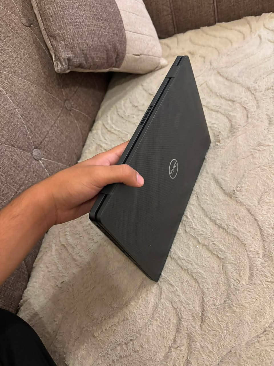 💻 : الترا بوك Dell Latitude 7320 (بحالة الوكالة) 💻
جيل 11 ورام 16 بسعر وتصميم مميز! هيكل نحيف جداً وخفيف الوزن، يجمع بين الأناقة والقدرة العالية على العمل المستمر.

🔥 المواصفات الفنية المتميزة:

 🔹 الموديل: Dell Latitude 7320 (الترا بوك متين وخفيف)

 🔹 المعالج: Intel® Core™ i5 (الجيل 11) فئة G7 سريع وقوي جداً.

 🔹 الرام: 16 GB (لسلاسة تامة بالعمل وبدون أي تأخير).

 🔹 الهارد (التخزين): 256 GB NVMe (فائق السرعة في الإقلاع ونقل البيانات).

 🔹 الشاشة: بمقاس 13.3 بوصة بدقة Full HD بحواف نحيفة جداً ومريحة للعين.

✨ الميزات والإضافات الاحترافية:

 🔒 الأمان والخصوصية: مجهز ببصمة إصبع + بصمة وجه لفتح سريع وآمن، بالإضافة إلى غالق كاميرا لحماية الخصوصية.

 🔌 المنافذ والطاقة: منافذ ثندربولت (Thunderbolt) لشحن سريع جداً ونقل بيانات خارق + بطارية ممتازة تدوم طويلاً.

 ⚖️ التصميم: هيكل ألترا بوك متين، نحيف جداً وخفيف الوزن لسهولة التنقل.

💰 السعر والعرض الخاص:

 375 فقط شامل التوصيل 🪄

 🚚 التوصيل: مجاني لكافة المحافظات!

📞 للحجز والاستفسار:

 📱 رقم الاتصال: ***********

 💬 واتساب (WhatsApp): متوفر على نفس الرقم، أو اضغط مباشرة على الرابط للمراسلة الفورية: 

#العراق🇮🇶 

https://wa.me/9647724588666
