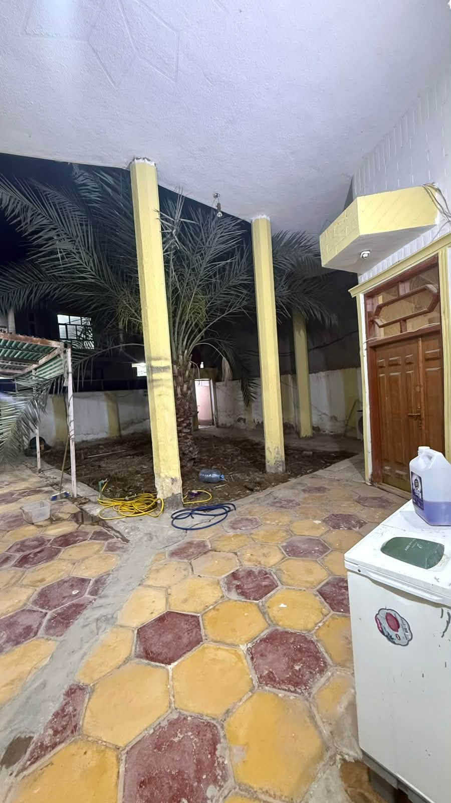 السلام عليكم بيت للبيع الموقع ممتاز جدا في حي جامعه مساحه 250 متر طابو صرف  البيت بسم شخص واحد السعر مناسب لاستفسار الاتصال ***********
